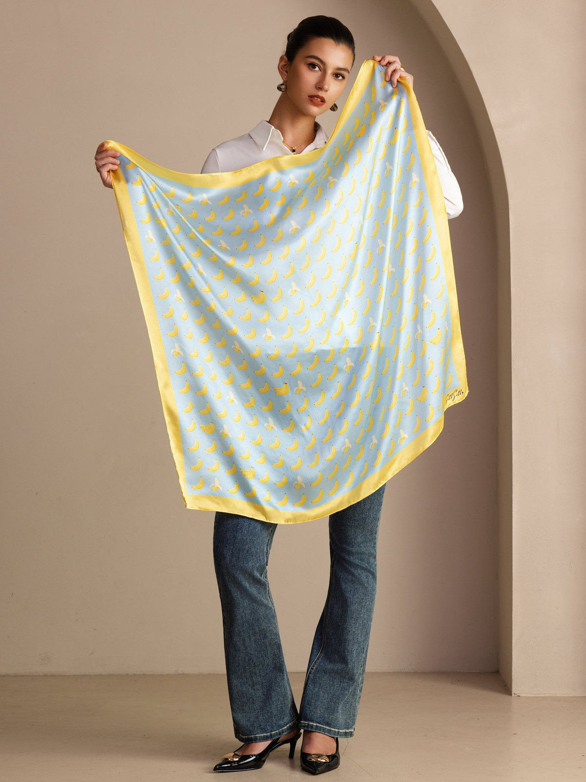 Pañuelo De Seda De Morera 100 Por Ciento Con Estampado De Banana Tamaño 90 x 90 cm