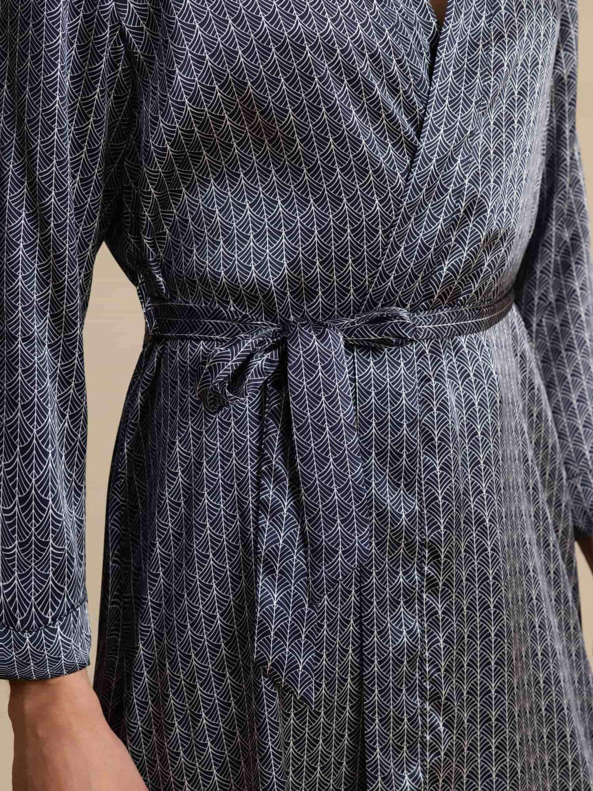 Bata De Hombre De Seda Pura Hasta La Rodilla Con Estampado De Ginkgo Y Cinturón Diseño