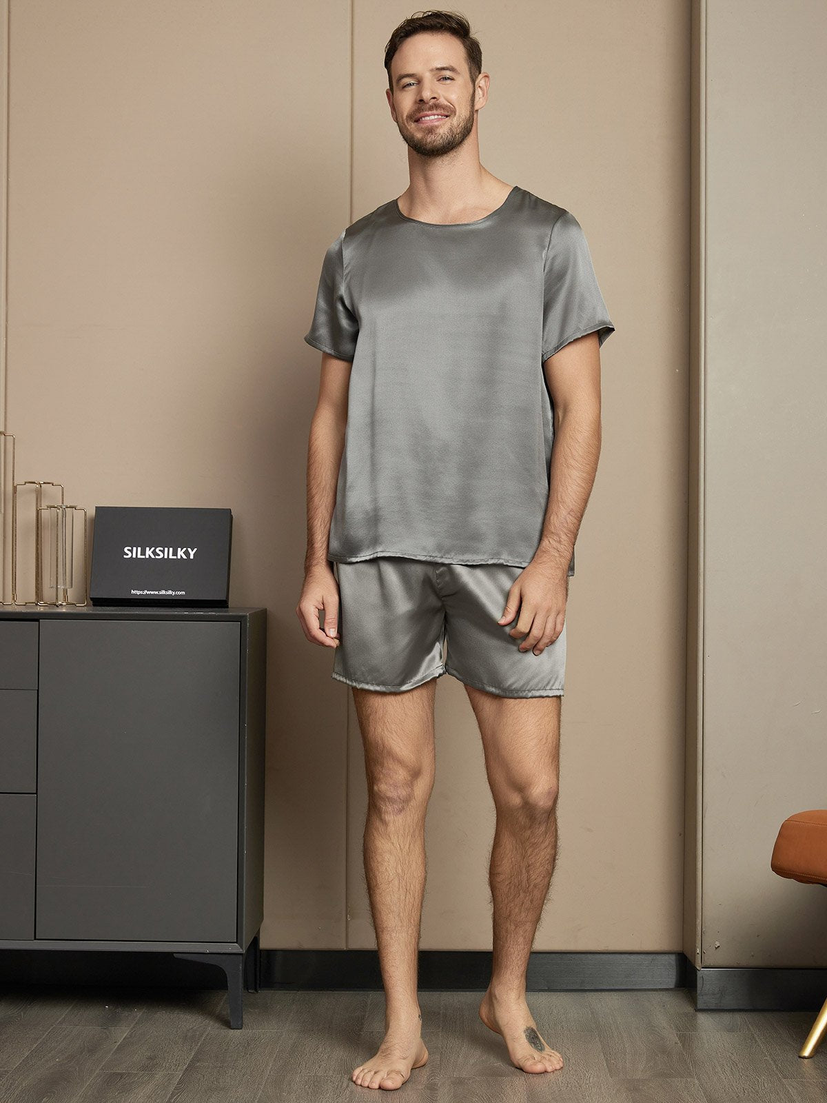 Pijama De Hombre De Pura Seda Con Mangas Cortas Cuello Redondo Y Shorts