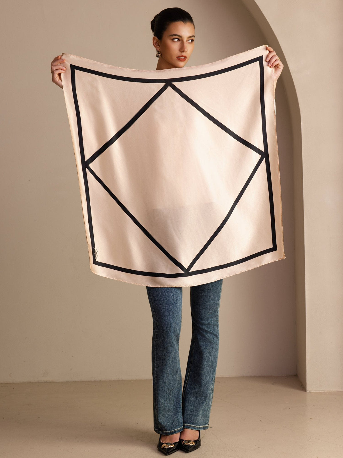 Pañuelo De Seda De Morera 100 Por Ciento Con Estampado Geométrico De Bloques Tamaño 90 x 90 cm