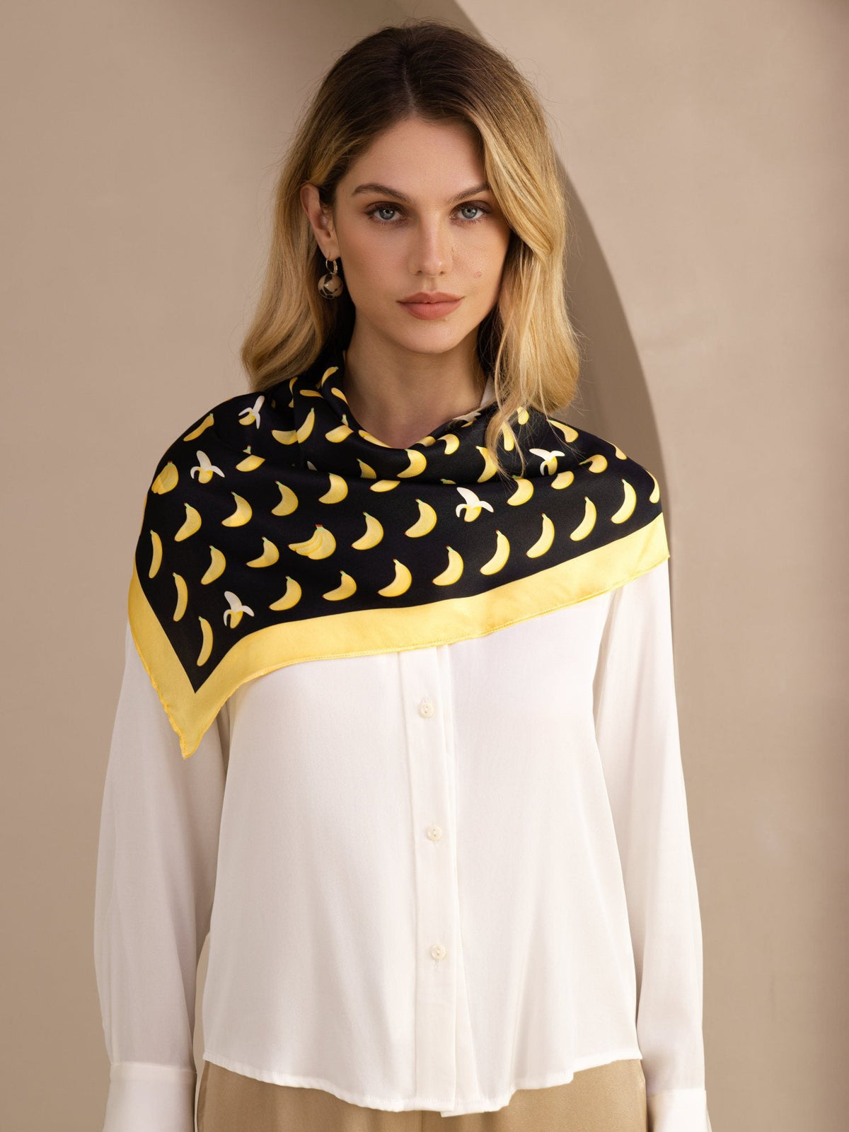 Pañuelo De Seda De Morera 100 Por Ciento Con Estampado De Banana Tamaño 90 x 90 cm