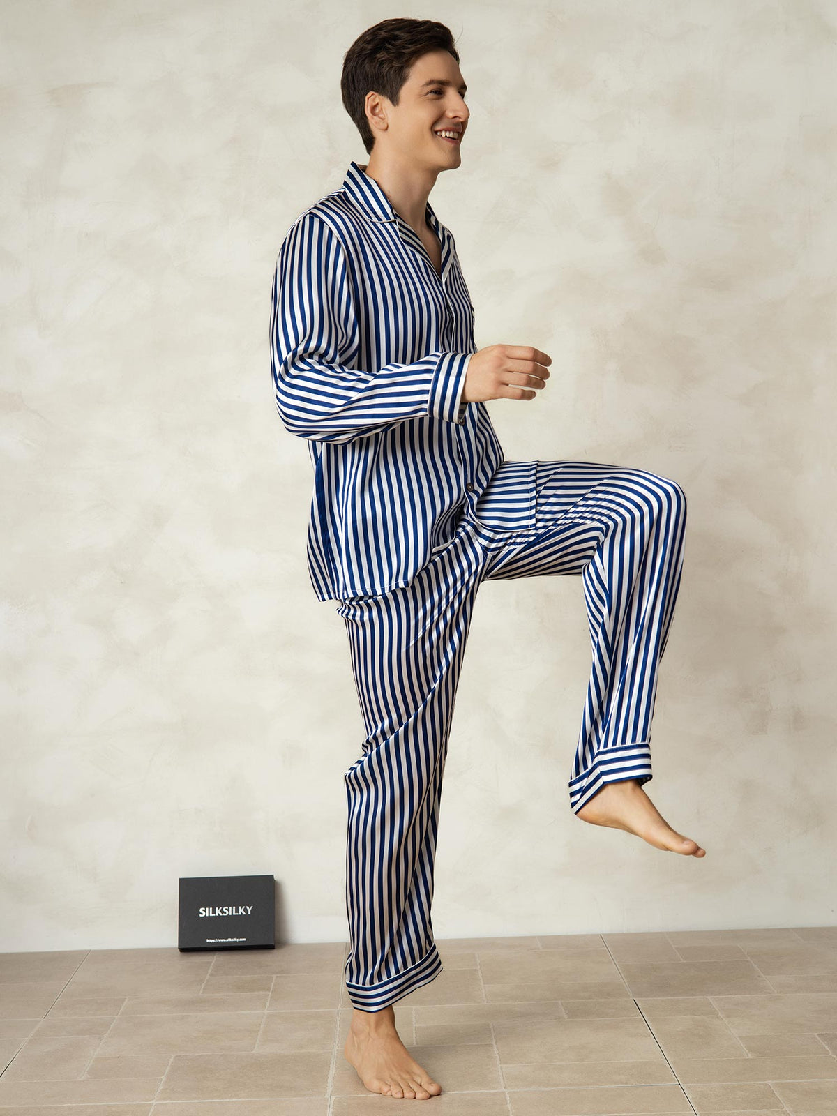 Conjunto De Pijama Para Hombre De Pura Seda Con Estampado De Rayas Manga Larga Y Cuello De Solapa