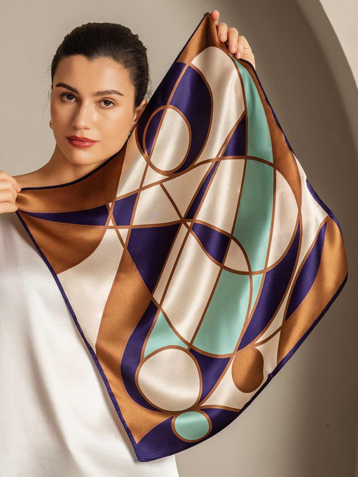 Pañuelo Cuadrado de Seda Pura con Patrón Geométrico - Tamaño 53x53cm