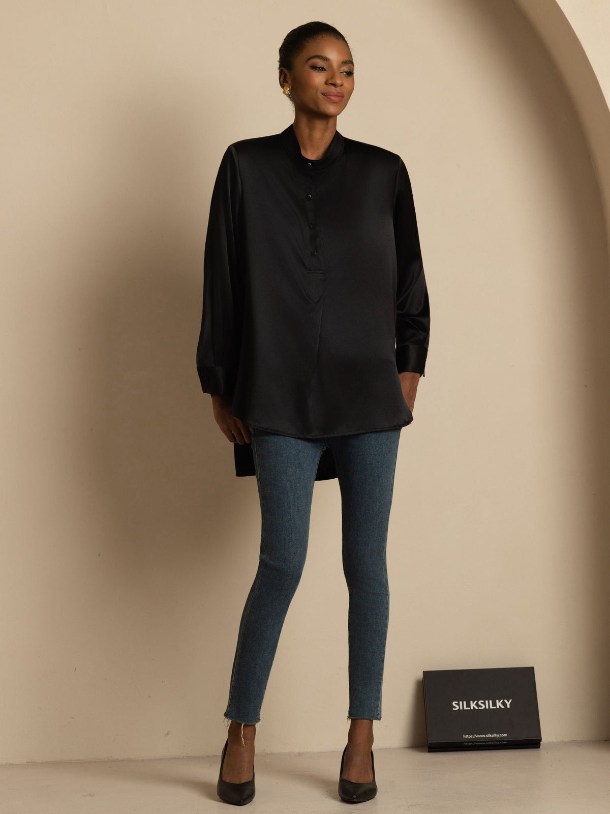 Blusa de mujer de seda 19Momme con Stand Collar High-Low y detalles de botones