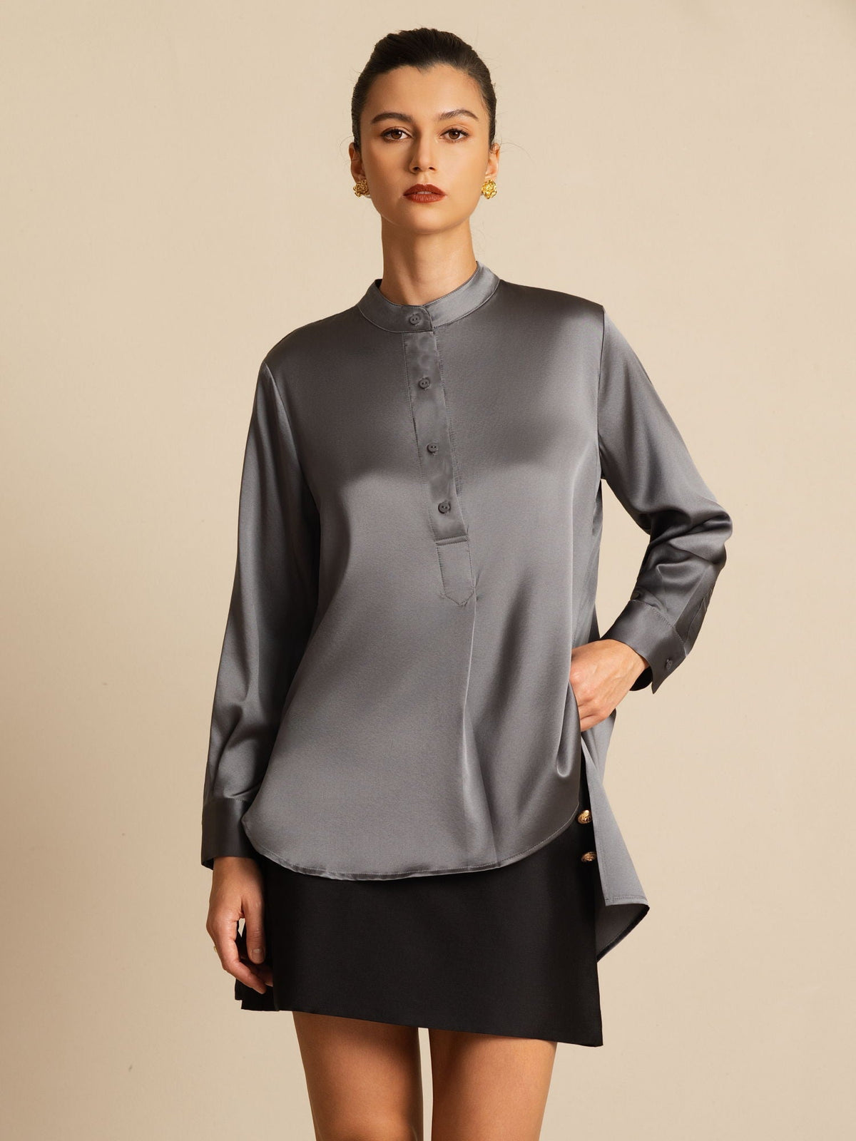 Blusa de mujer de seda 19Momme con Stand Collar High-Low y detalles de botones