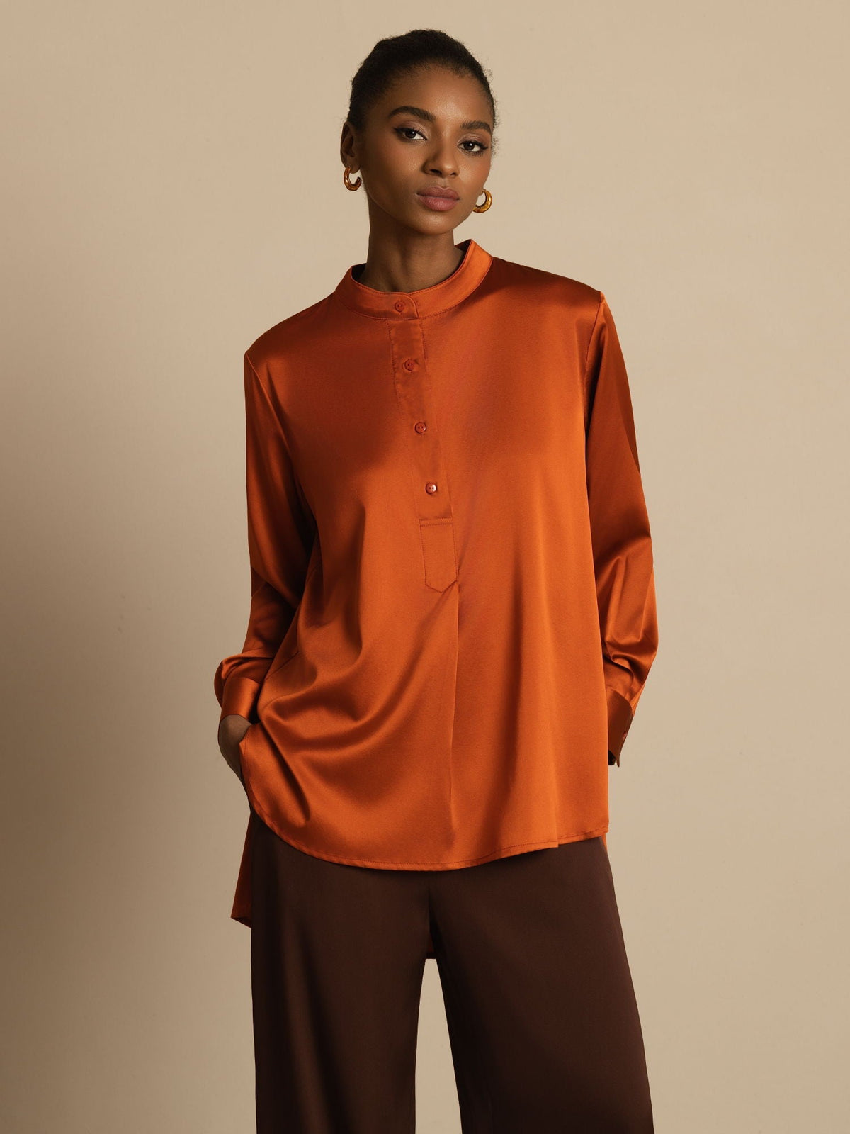 Blusa de mujer de seda 19Momme con Stand Collar High-Low y detalles de botones