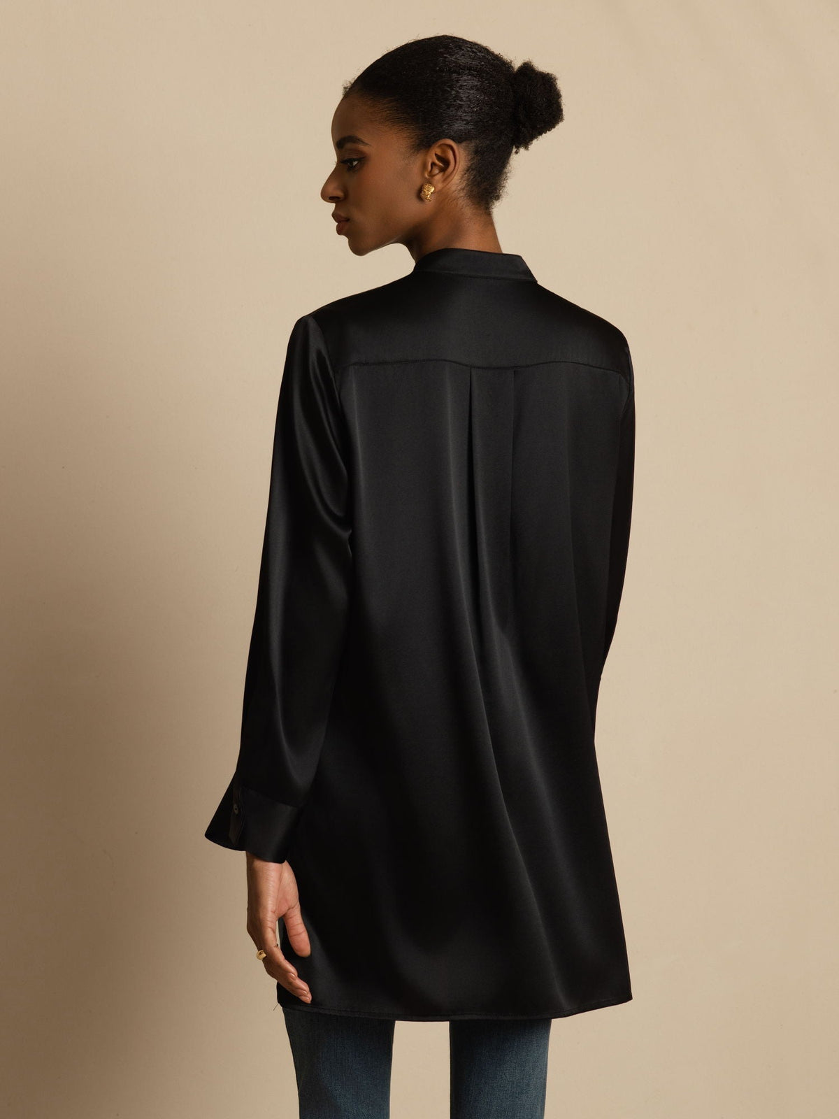 Blusa de mujer de seda 19Momme con Stand Collar High-Low y detalles de botones