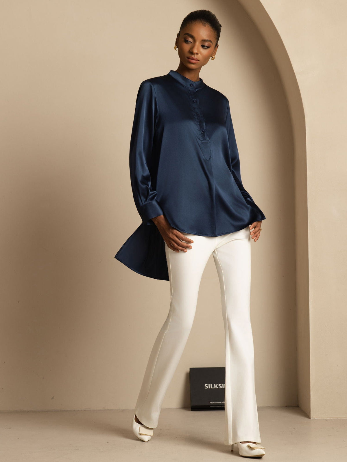 Blusa de mujer de seda 19Momme con Stand Collar High-Low y detalles de botones