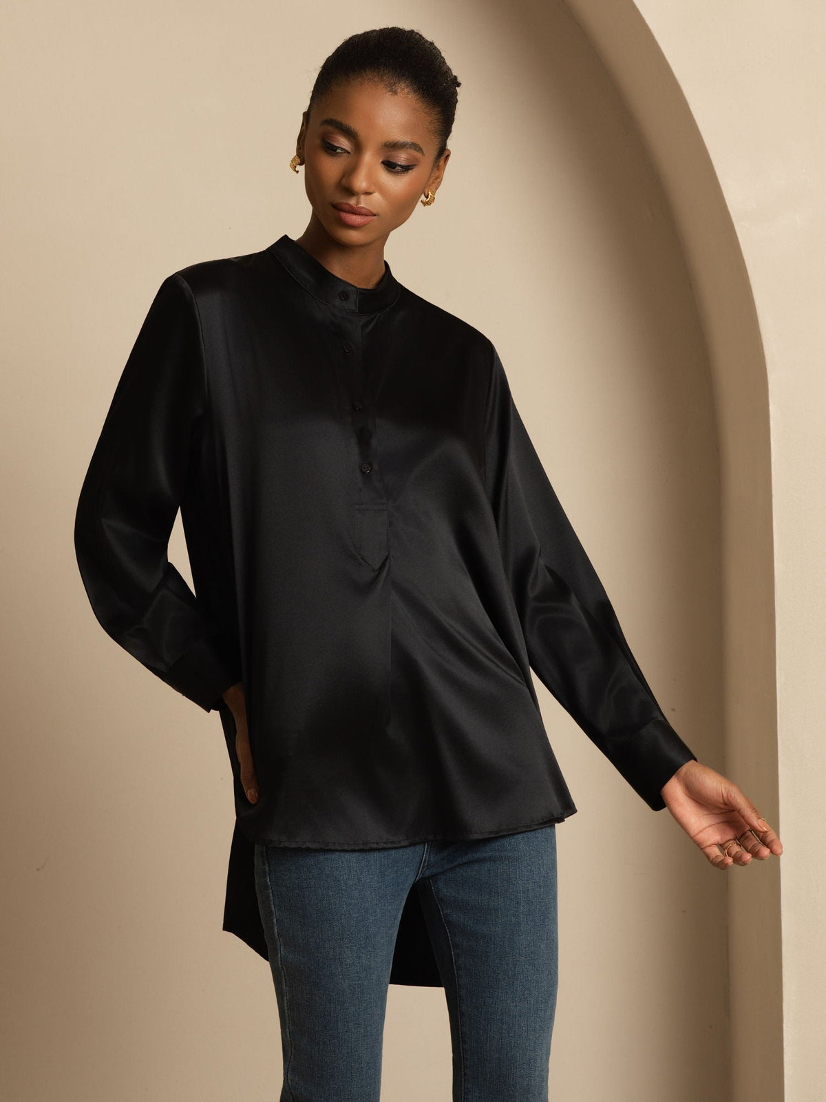 Blusa de mujer de seda 19Momme con Stand Collar High-Low y detalles de botones