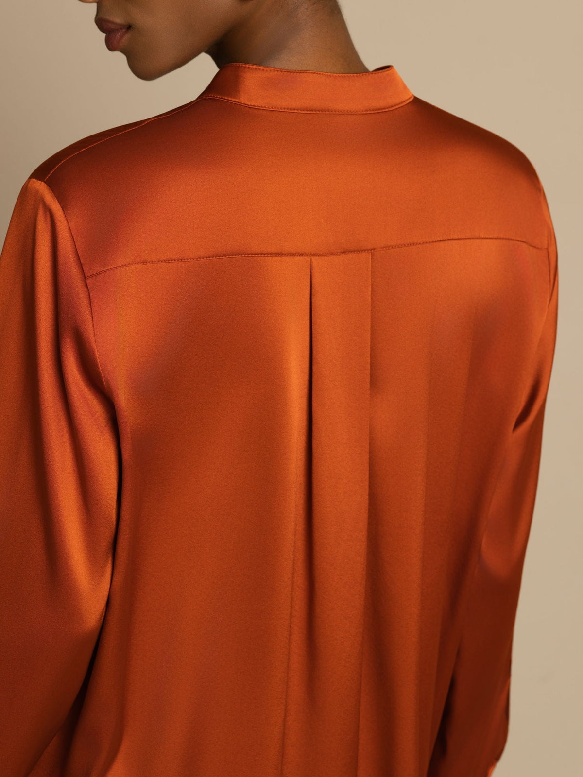 Blusa de mujer de seda 19Momme con Stand Collar High-Low y detalles de botones