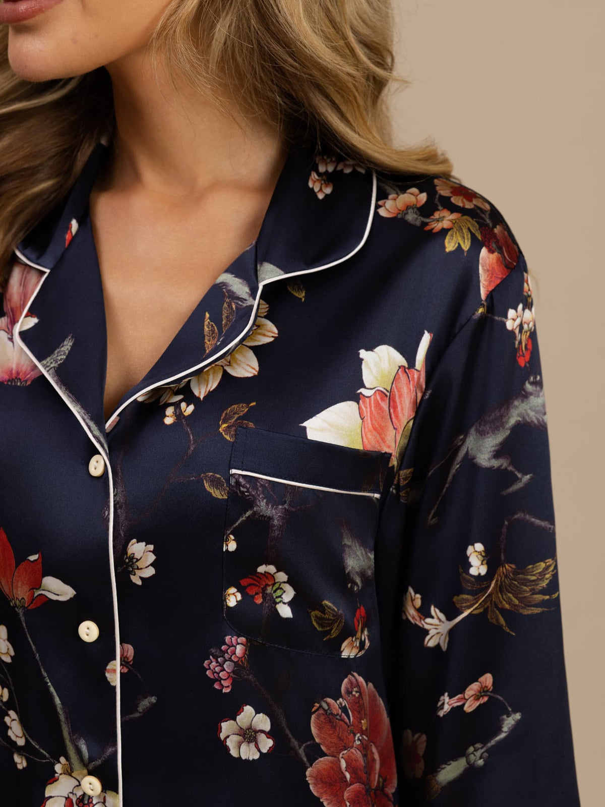 Pijama De Mujer De Pura Seda Con Estampado Floral Azul Marino De Manga Larga Y Cuello Con Solapa Y Botones