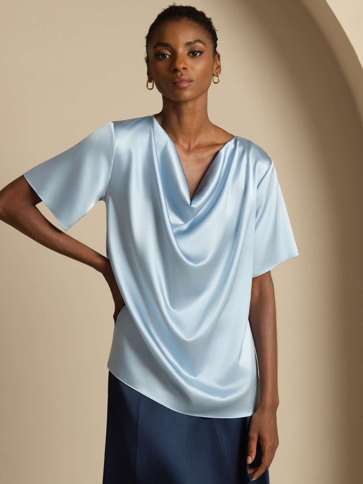 19Momme Camiseta casual de seda con cuello drapeado y manga corta