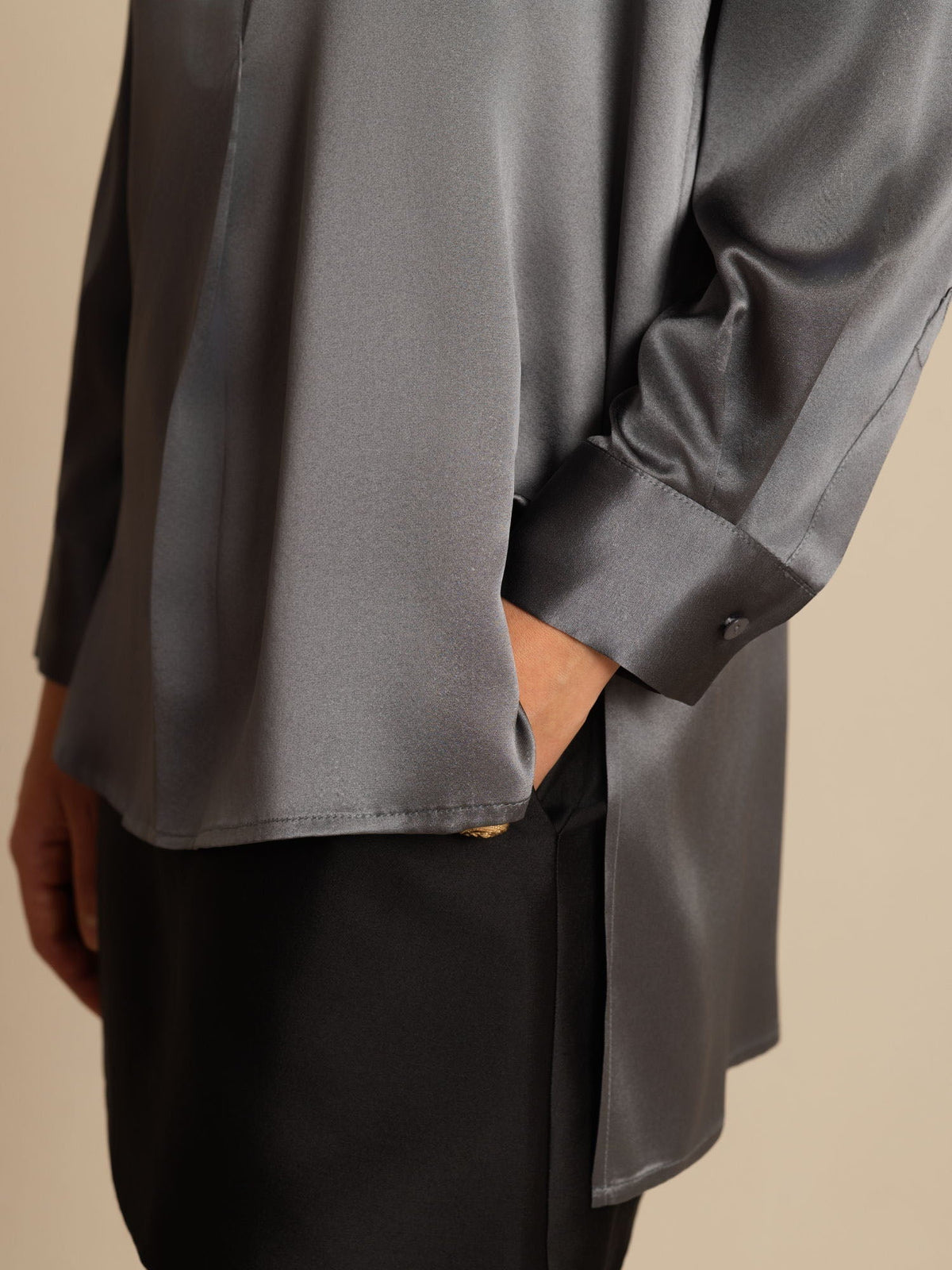 Blusa de mujer de seda 19Momme con Stand Collar High-Low y detalles de botones