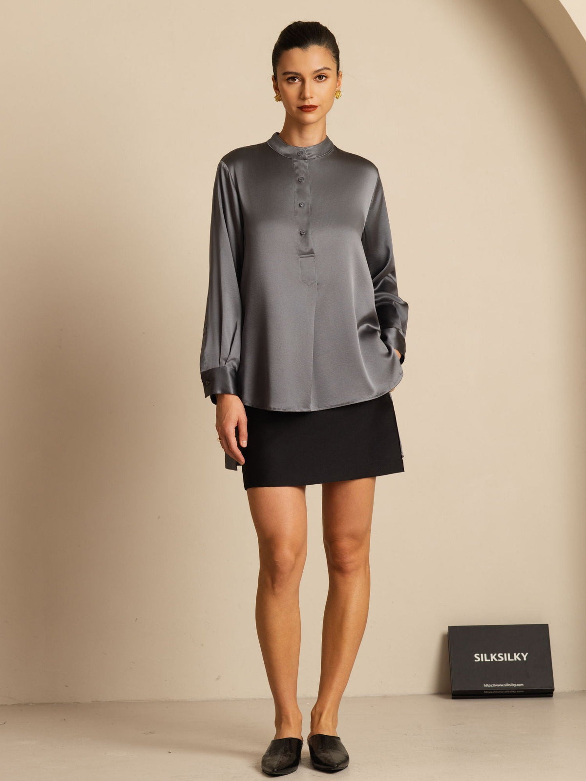 Blusa de mujer de seda 19Momme con Stand Collar High-Low y detalles de botones
