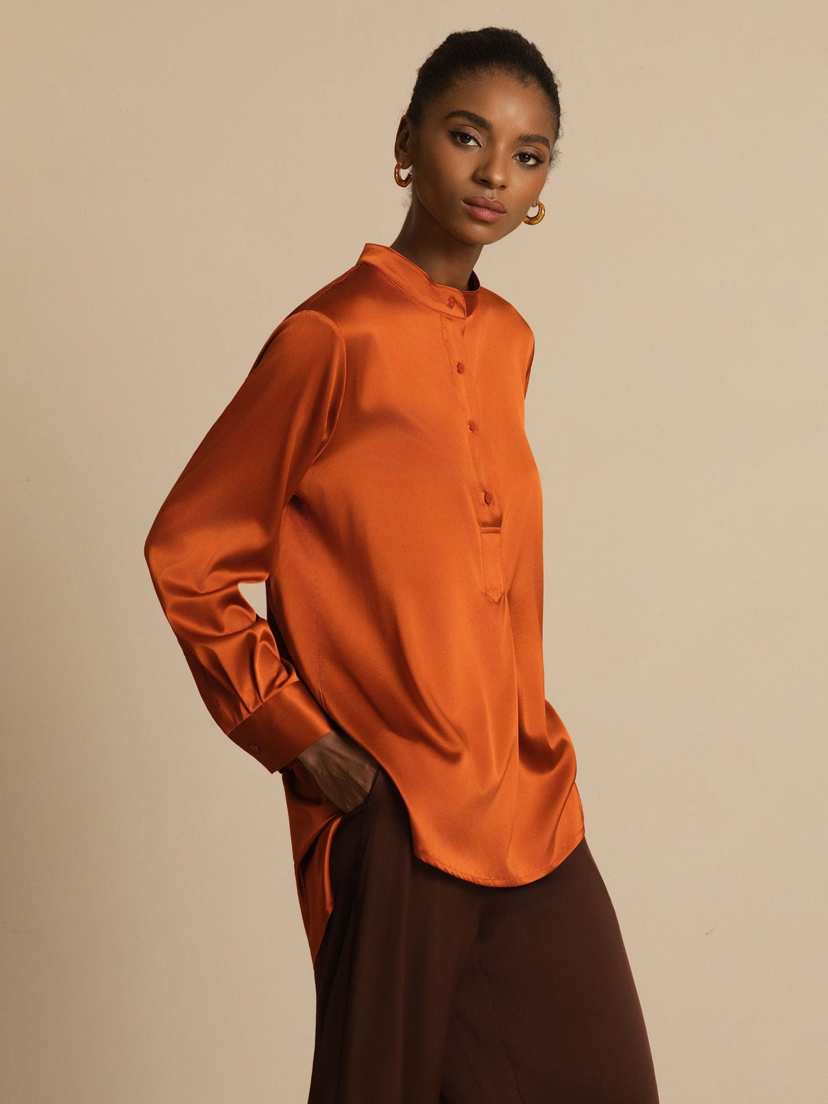 Blusa de mujer de seda 19Momme con Stand Collar High-Low y detalles de botones