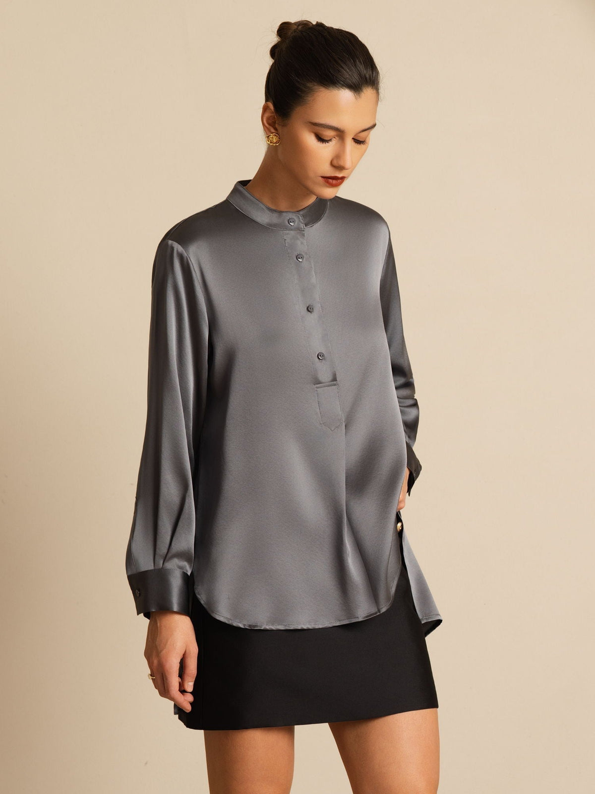 Blusa de mujer de seda 19Momme con Stand Collar High-Low y detalles de botones