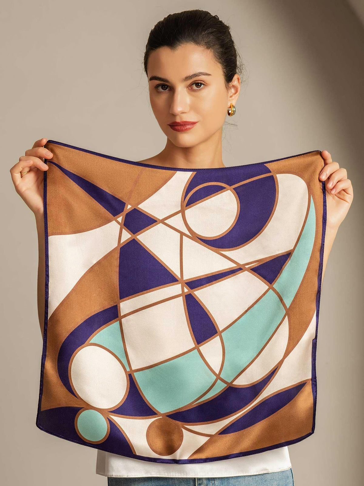 Pañuelo Cuadrado de Seda Pura con Patrón Geométrico - Tamaño 53x53cm