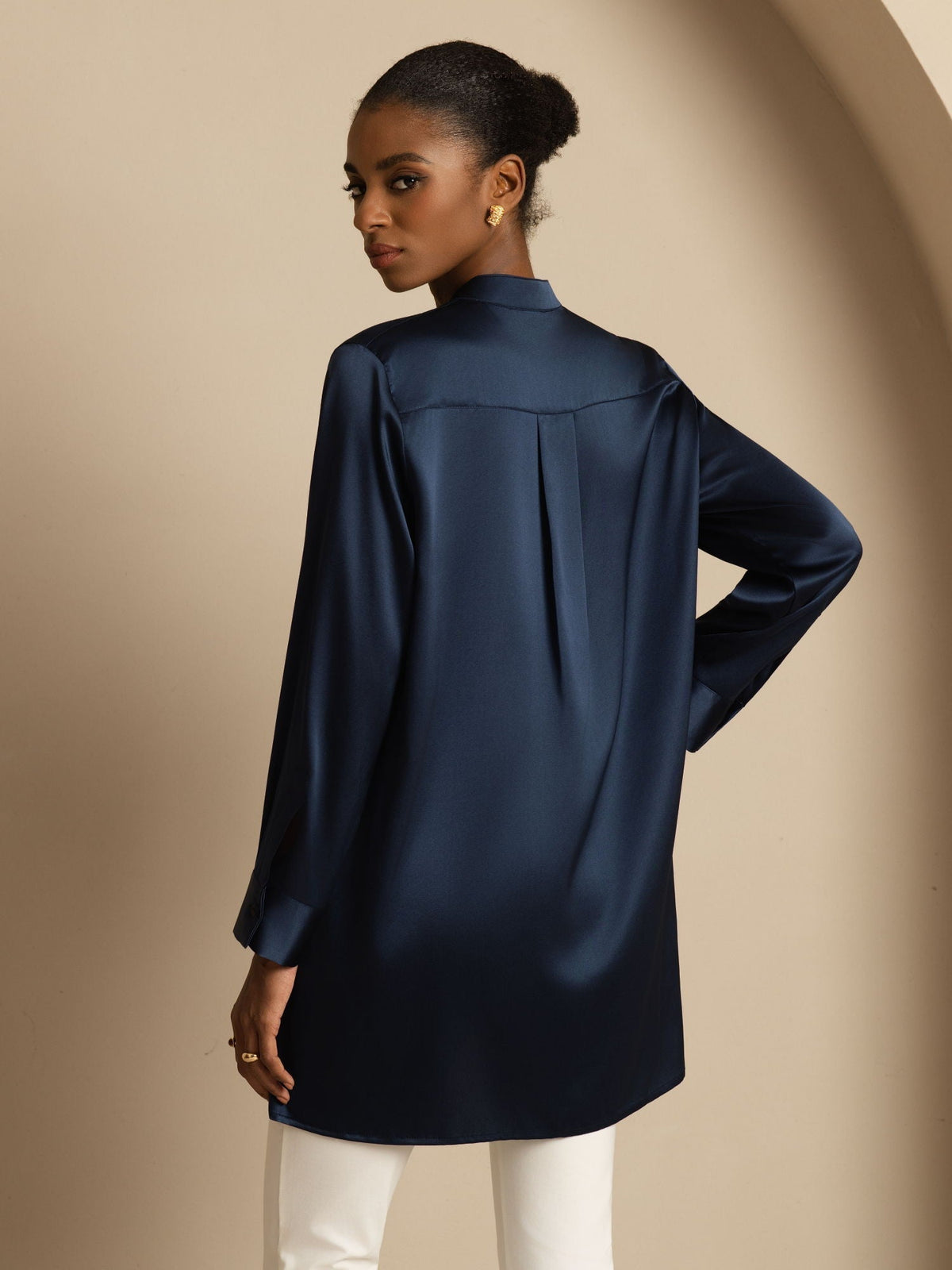 Blusa de mujer de seda 19Momme con Stand Collar High-Low y detalles de botones
