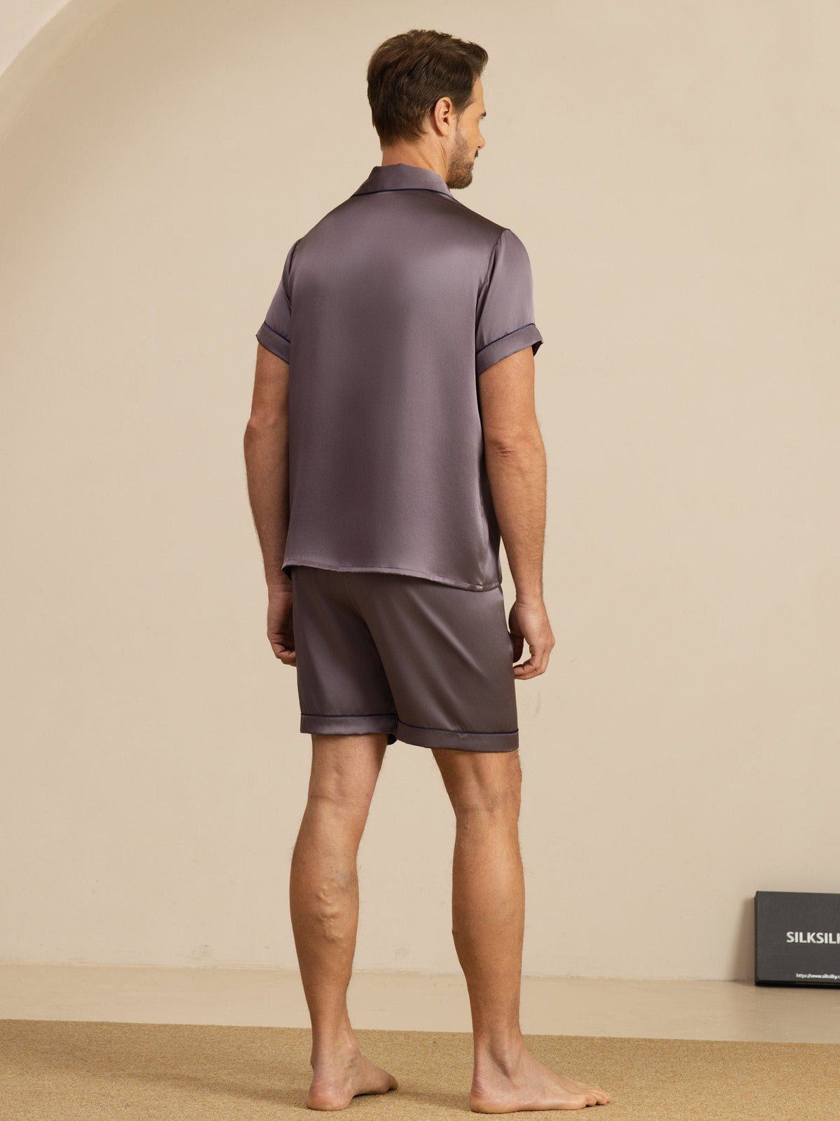 Pijama De Hombre De Pura Seda Con Mangas Cortas Cuello Solapa Y Shorts
