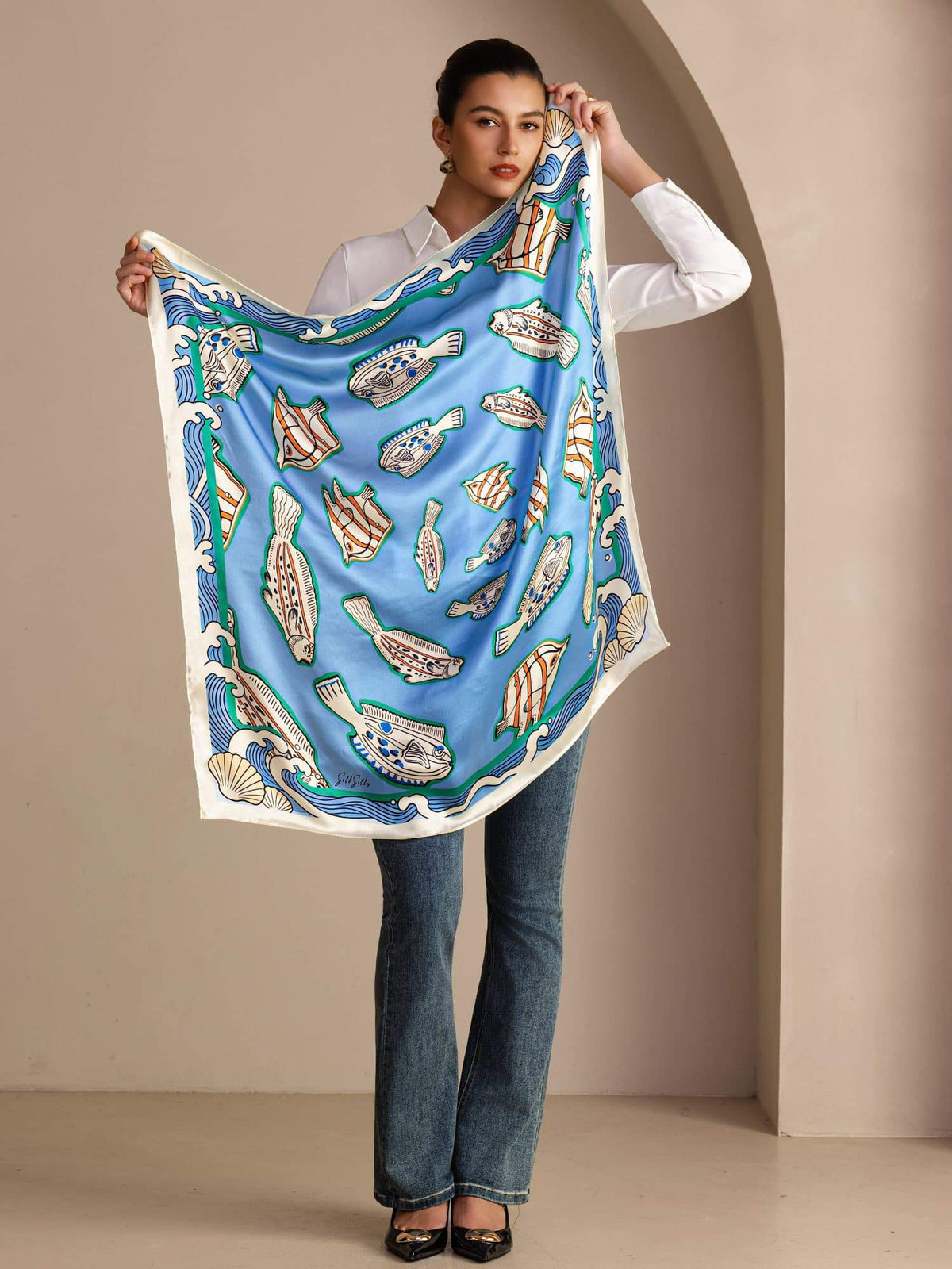 Pañuelo De Seda De Morera 100 Por Ciento Con Estampado De Peces Tamaño 90 X 90 cm