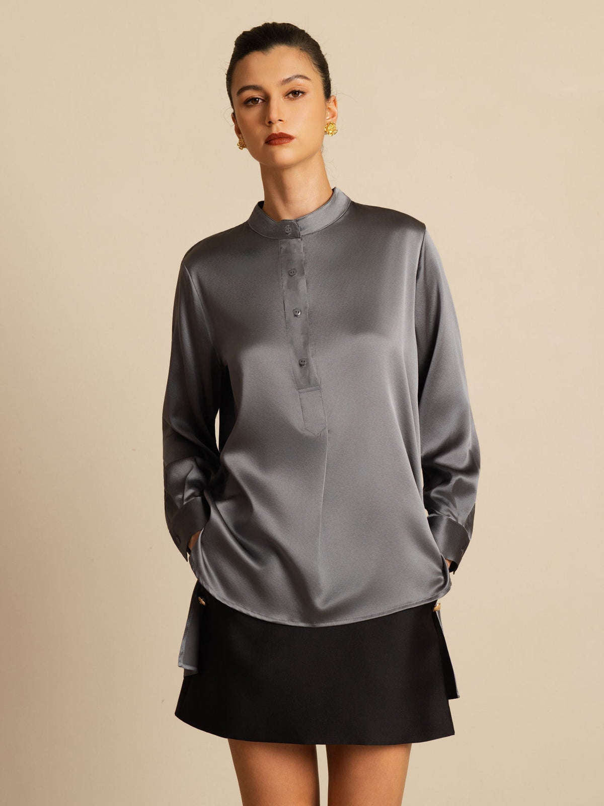 Blusa de mujer de seda 19Momme con Stand Collar High-Low y detalles de botones