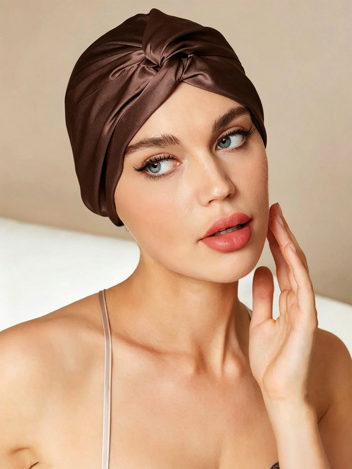Gorro De Pura Seda Con Nudo Frontal