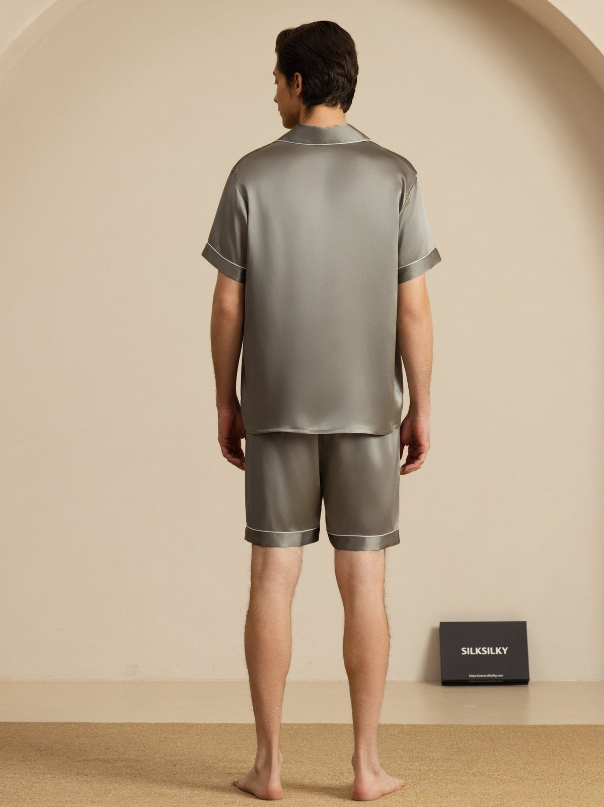 Pijama De Hombre De Pura Seda Con Mangas Cortas Cuello Solapa Y Shorts
