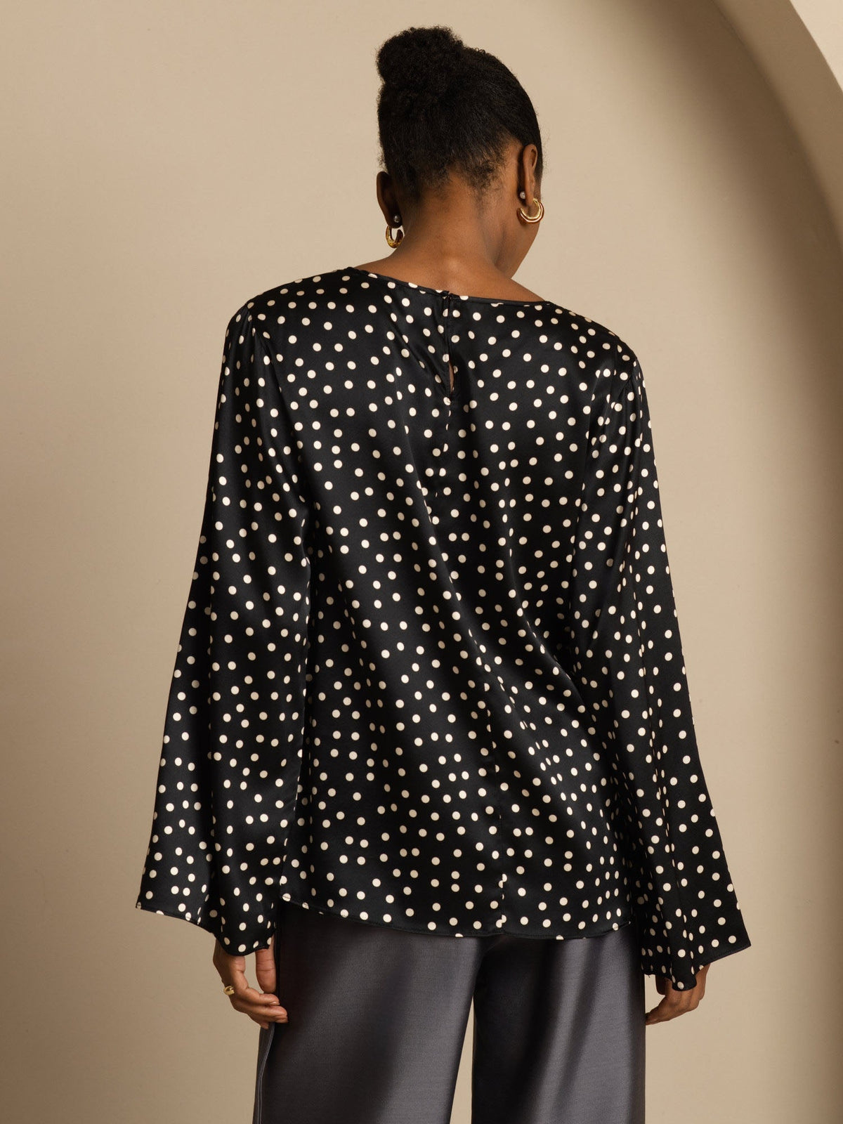 Top De Seda Para Mujer 19Momme Con Estampado De Lunares Mangas Campana Escote Bote