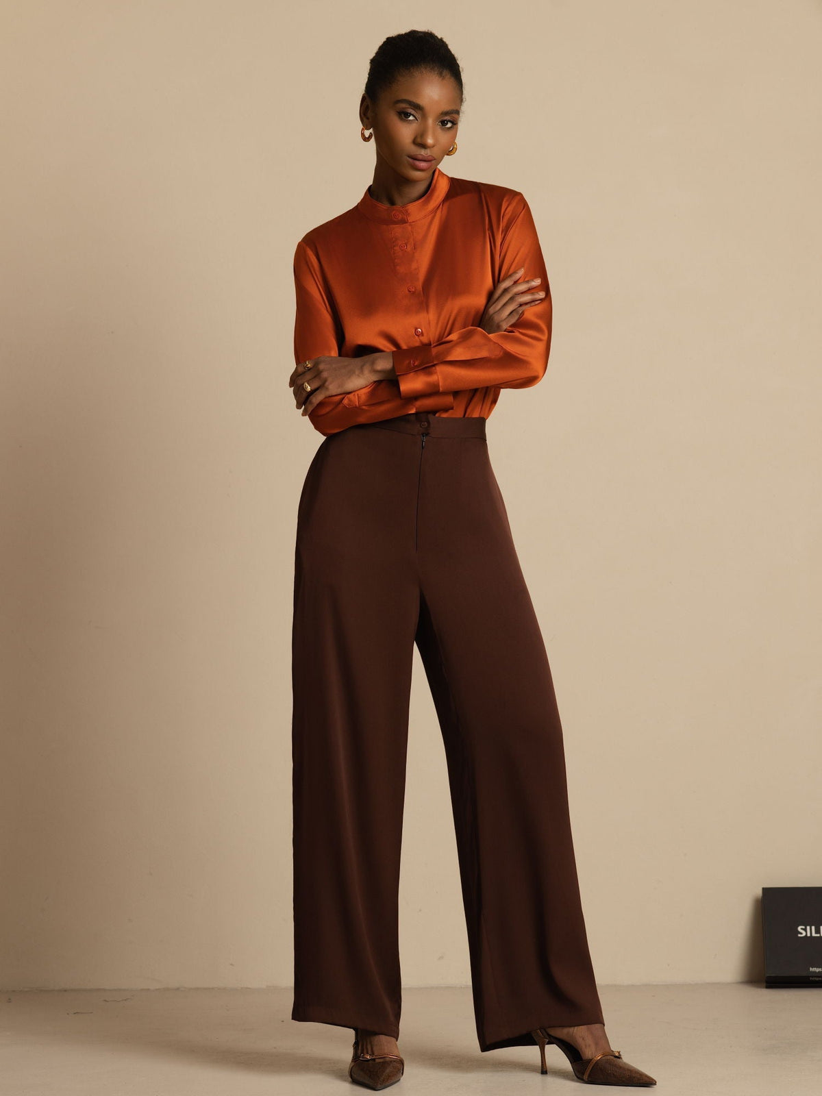Blusa de mujer de seda 19Momme con Stand Collar High-Low y detalles de botones