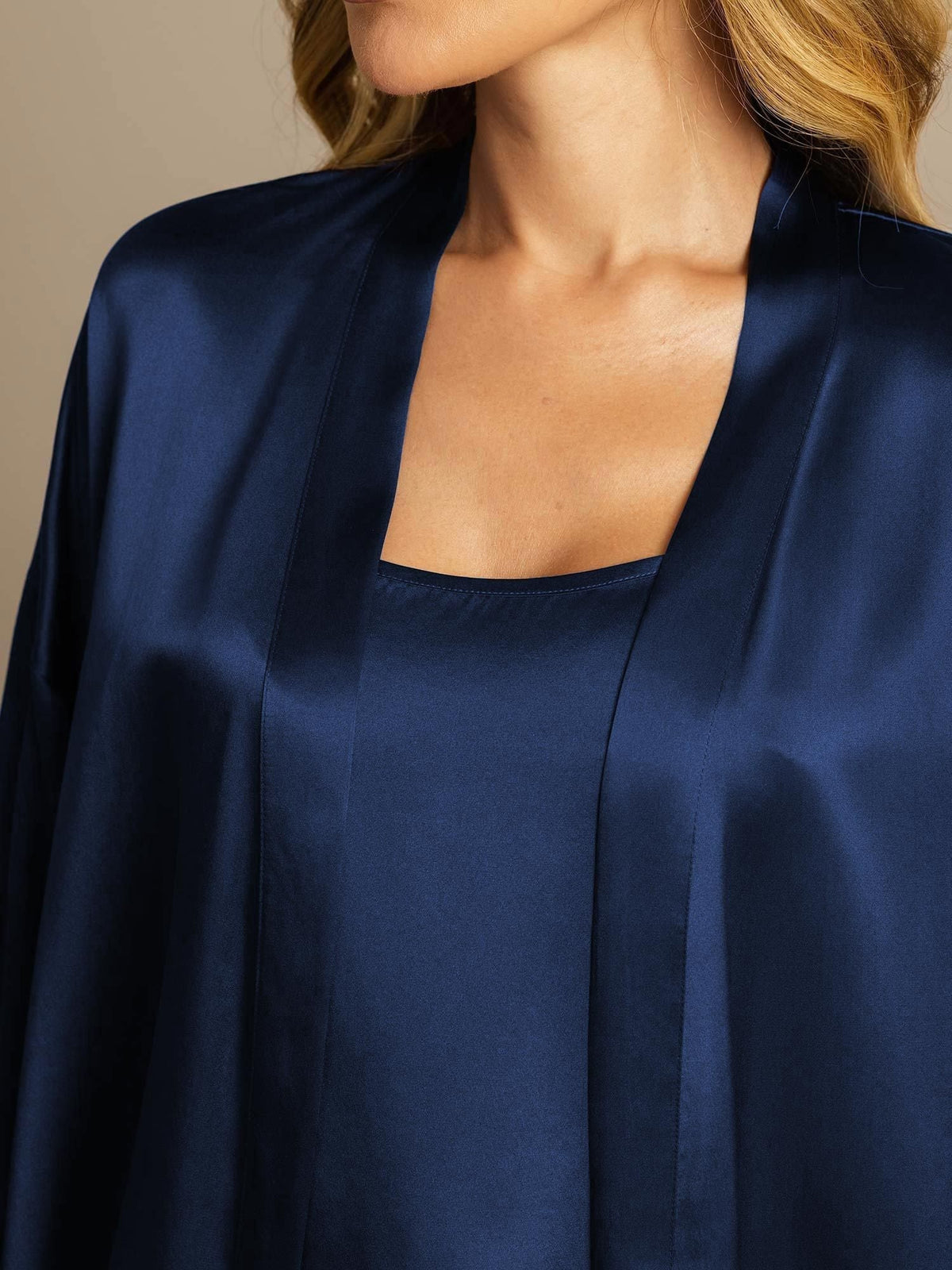 Conjunto Elegante de 3 Piezas de Batín y Camisola con Shorts de 100% Seda de Mora para Mujer