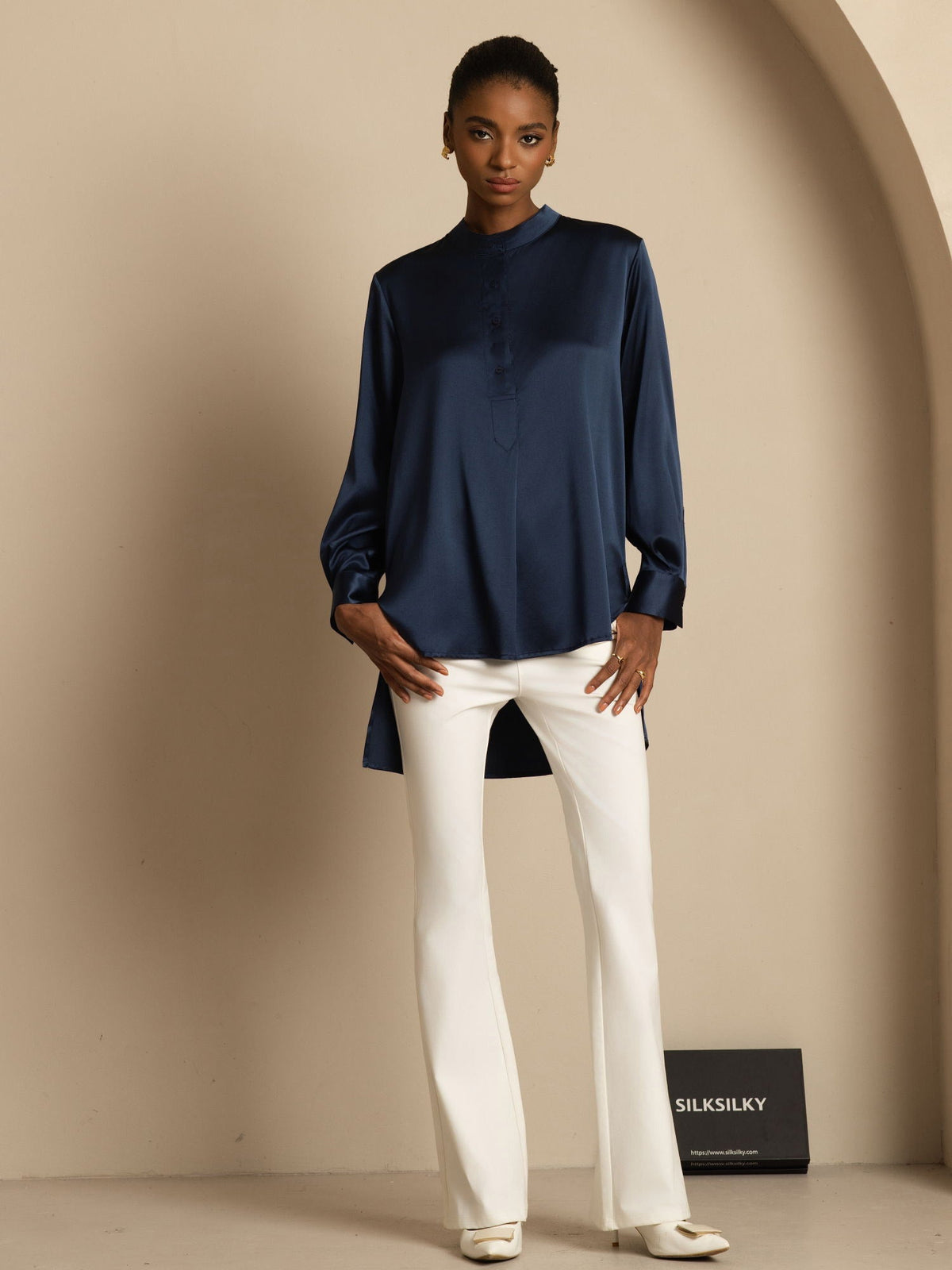 Blusa de mujer de seda 19Momme con Stand Collar High-Low y detalles de botones