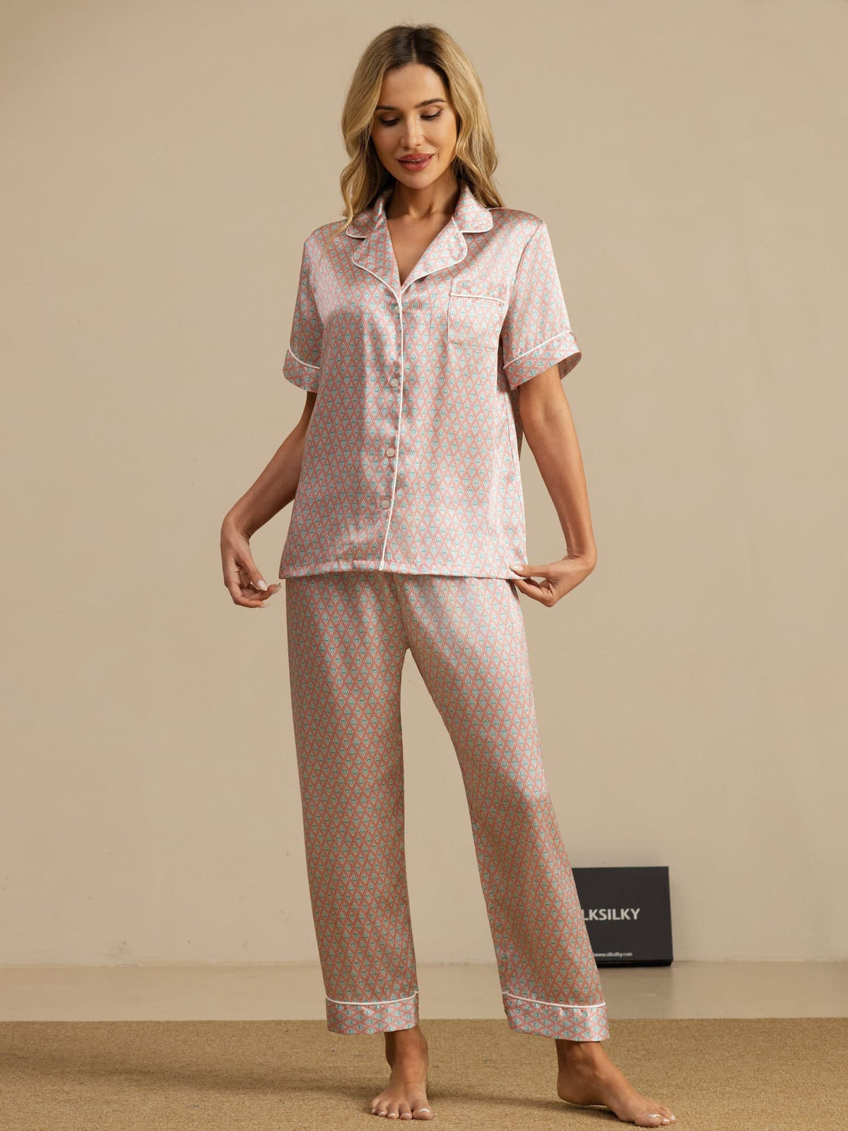 Pijama De Mujer De Seda Pura Con Estampado Geométrico De Manga Corta Con Cuello De Solapa Y Pantalones