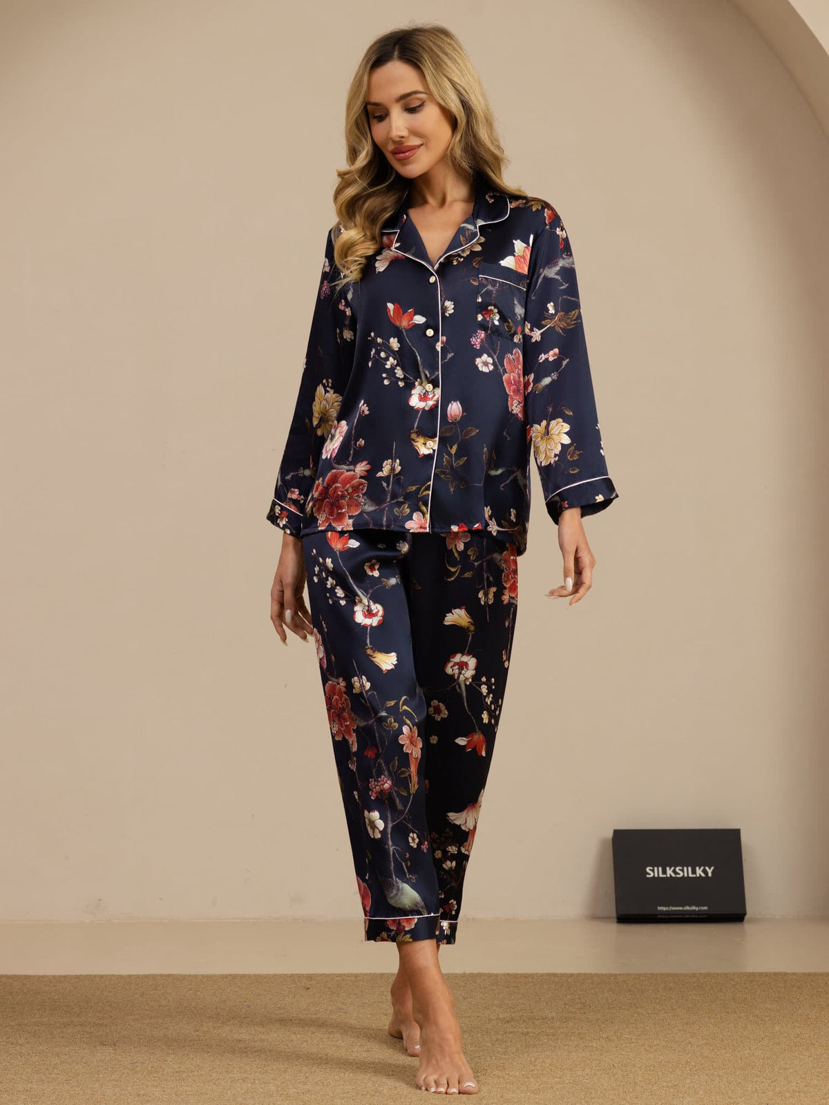 Pijama De Mujer De Pura Seda Con Estampado Floral Azul Marino De Manga Larga Y Cuello Con Solapa Y Botones