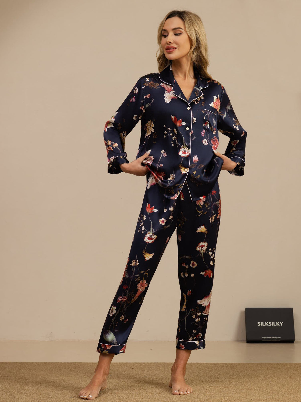 Pijama De Mujer De Pura Seda Con Estampado Floral Azul Marino De Manga Larga Y Cuello Con Solapa Y Botones