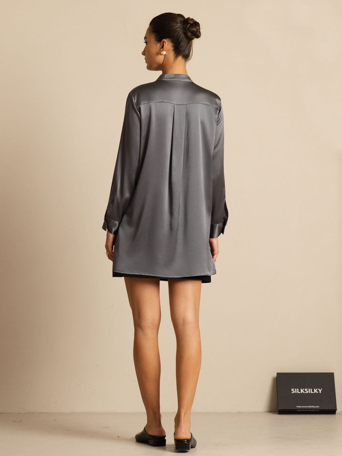 Blusa de mujer de seda 19Momme con Stand Collar High-Low y detalles de botones