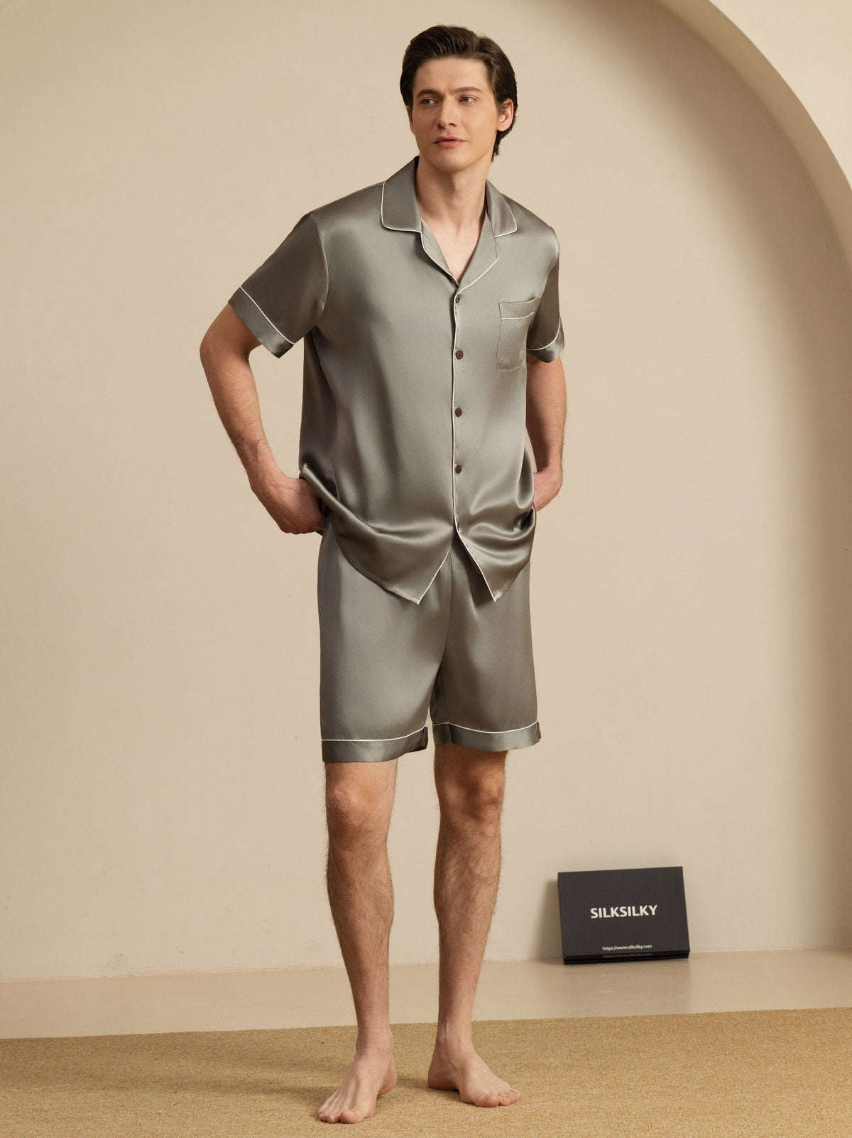 Pijama De Hombre De Pura Seda Con Mangas Cortas Cuello Solapa Y Shorts