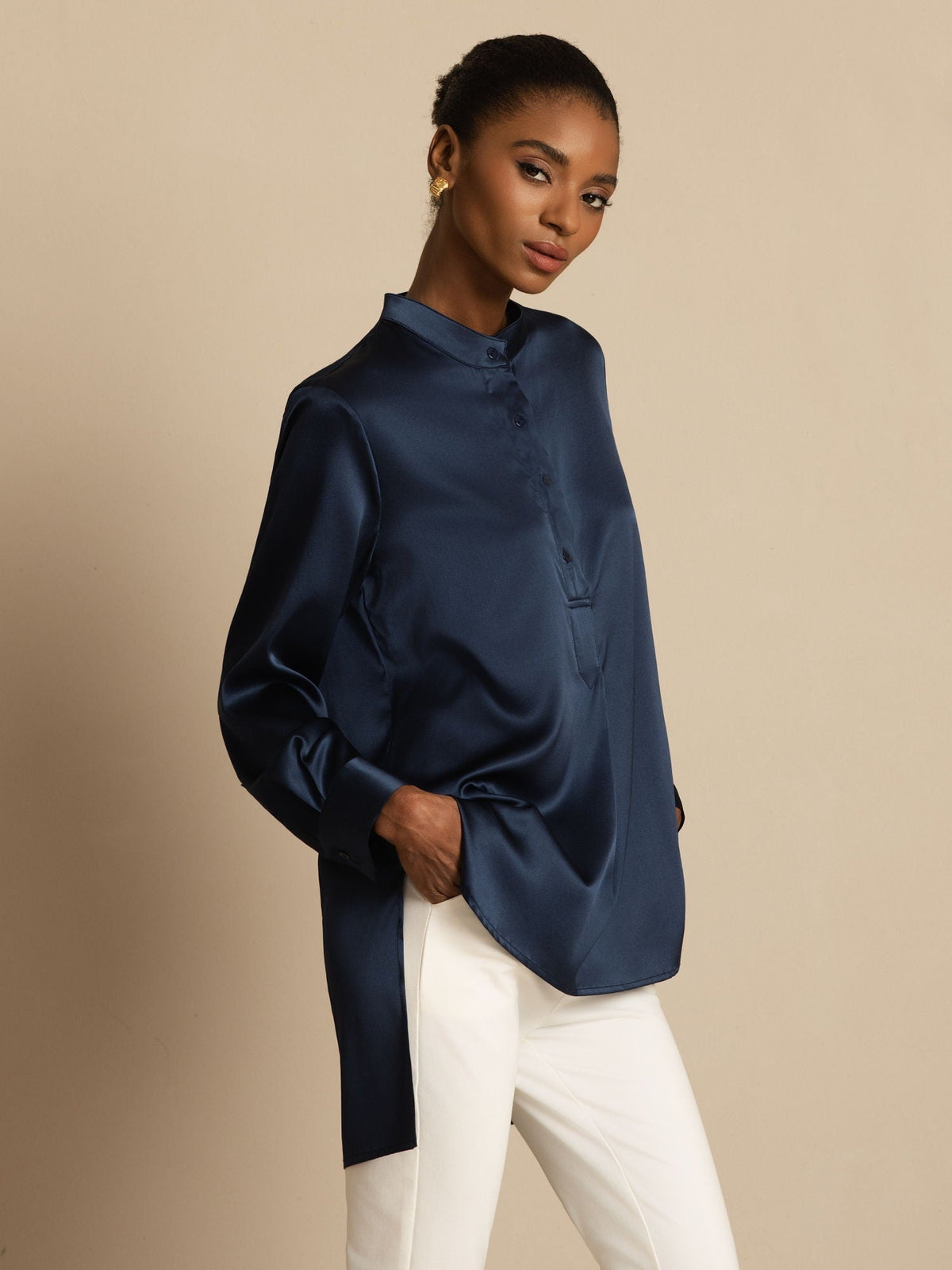 Blusa de mujer de seda 19Momme con Stand Collar High-Low y detalles de botones