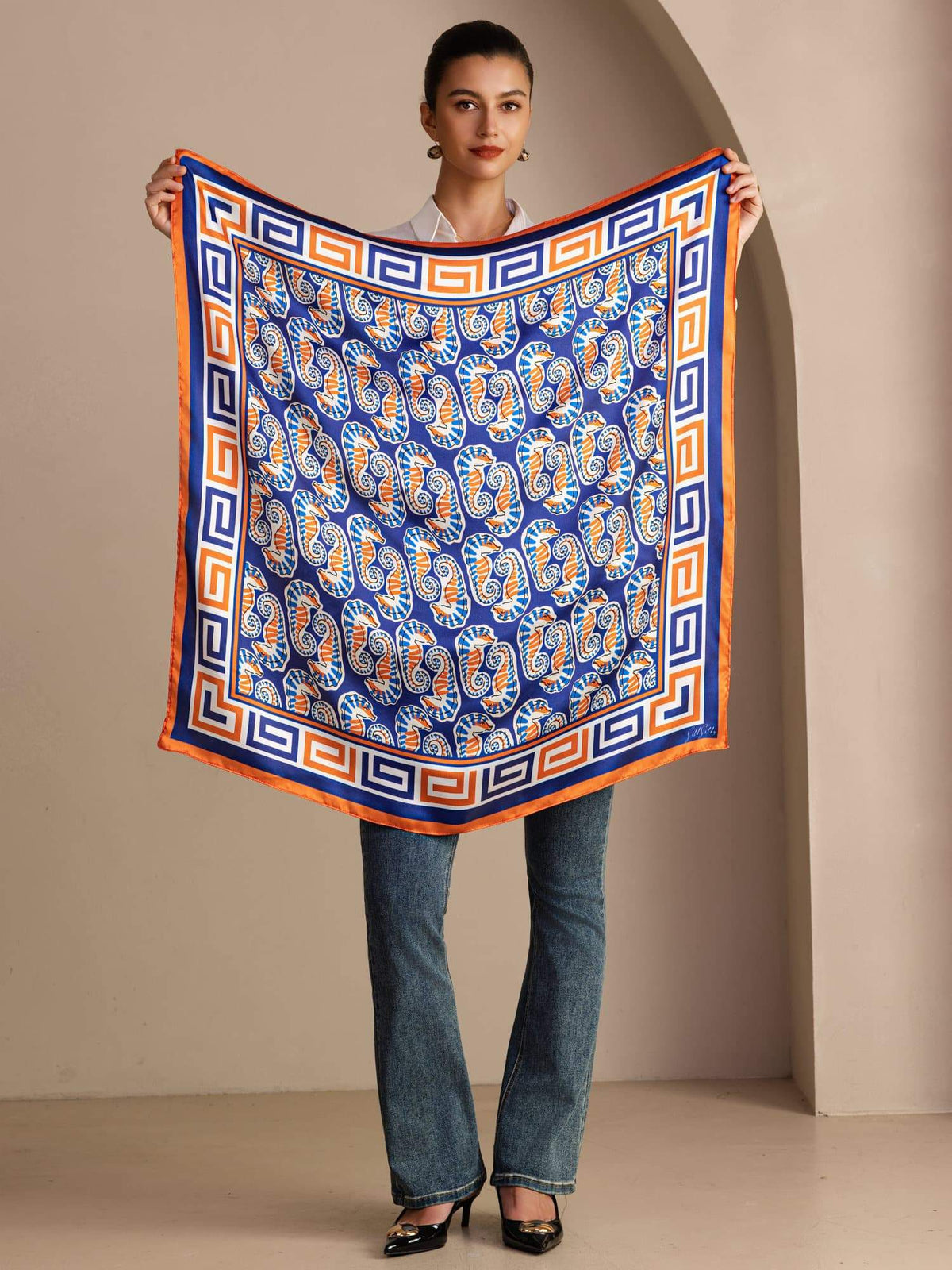 Pañuelo De Seda De Morera 100 Por Ciento Con Estampado De Caballito De Mar Tamaño 90 x 90 cm