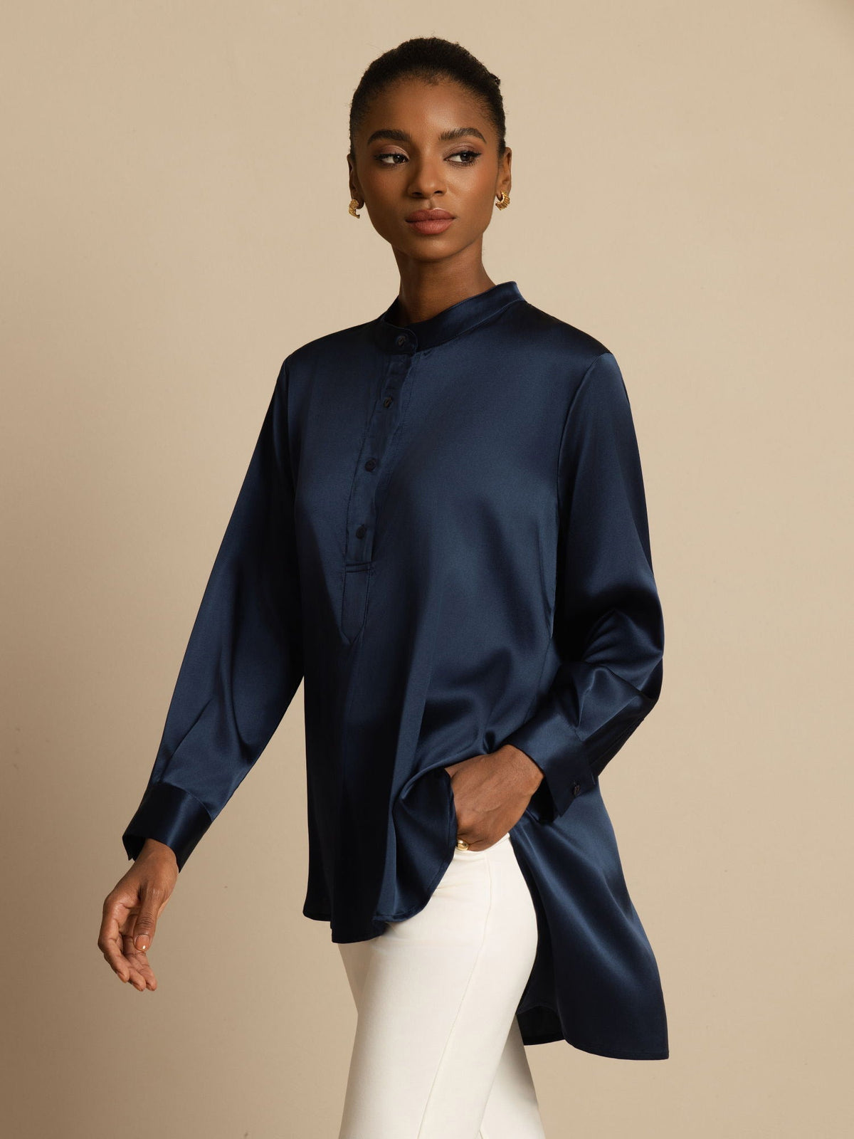 Blusa de mujer de seda 19Momme con Stand Collar High-Low y detalles de botones