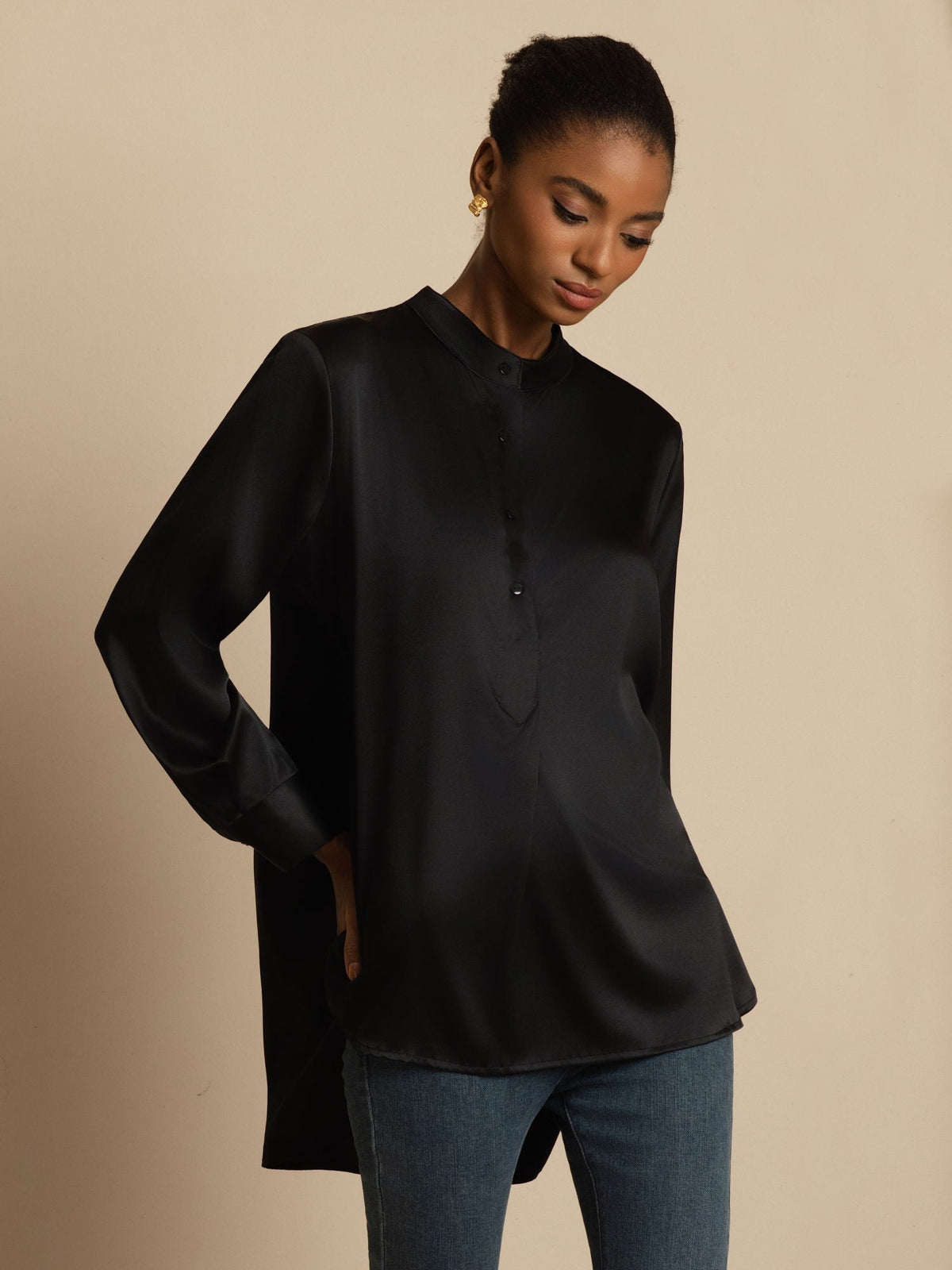 Blusa de mujer de seda 19Momme con Stand Collar High-Low y detalles de botones