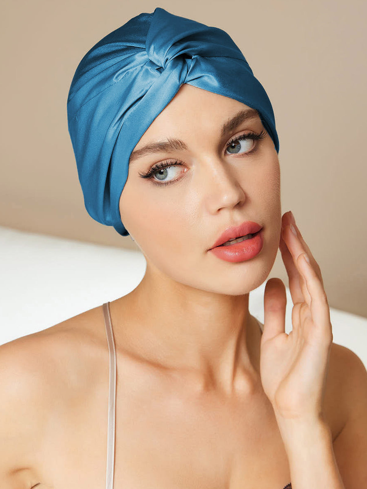 Gorro De Pura Seda Con Nudo Frontal