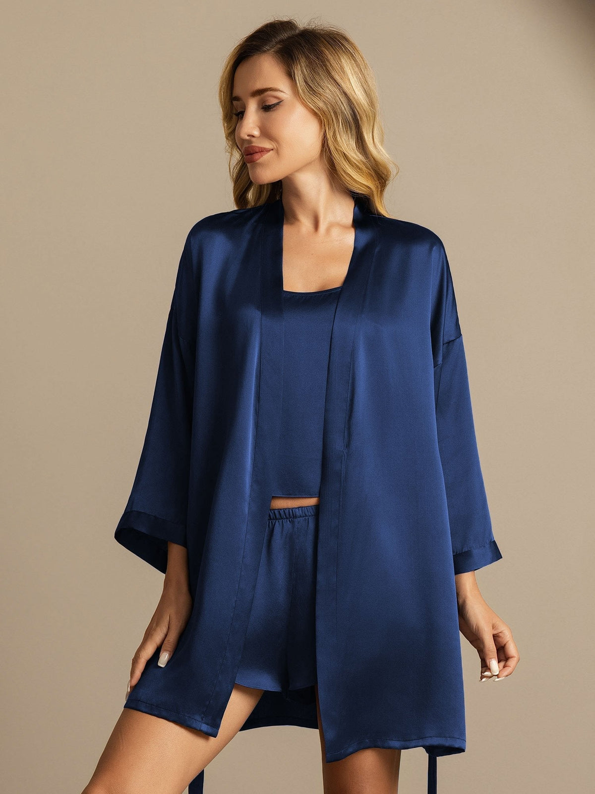 Conjunto Elegante de 3 Piezas de Batín y Camisola con Shorts de 100% Seda de Mora para Mujer