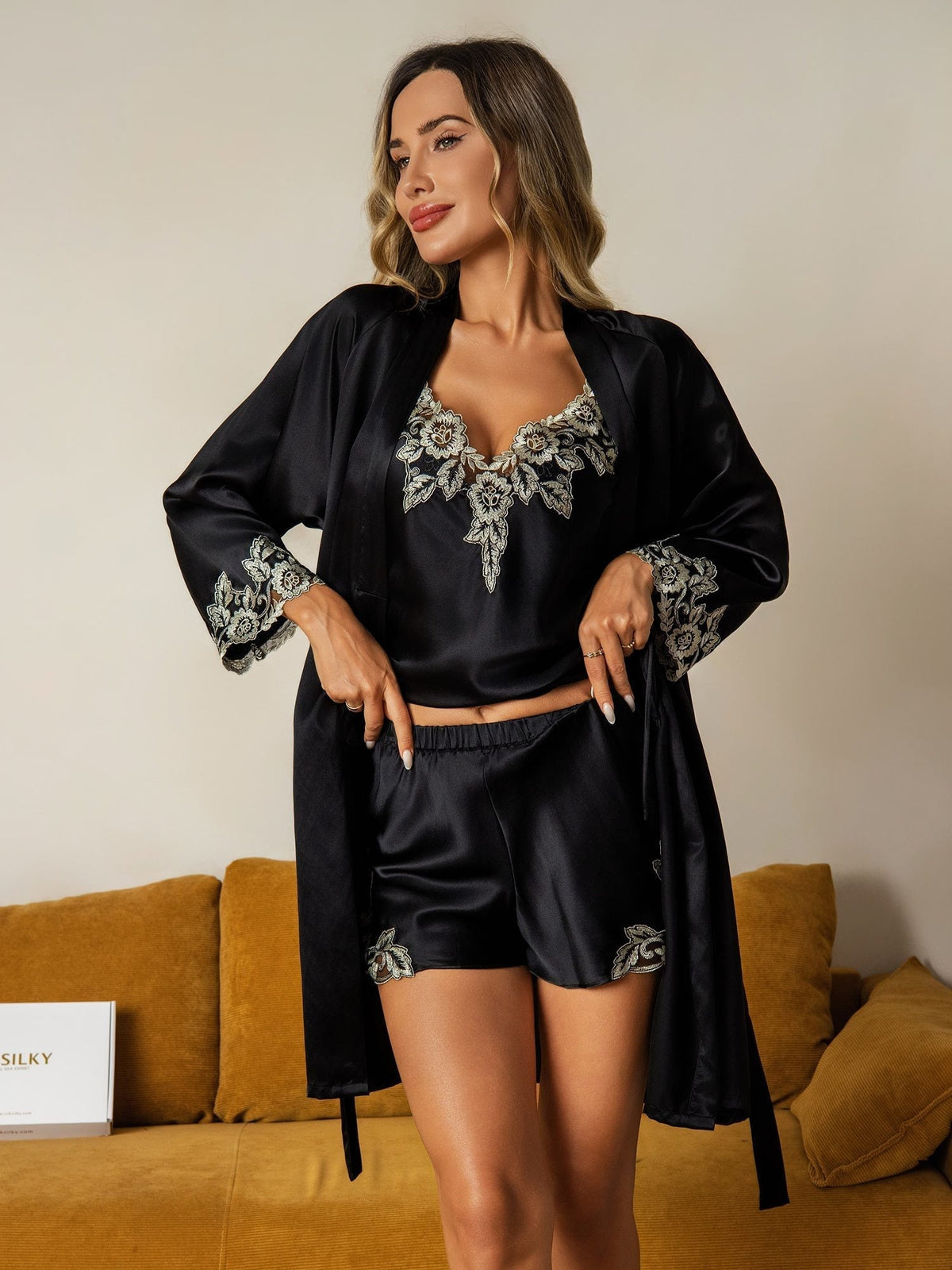 Elegante Bata Y Conjunto De Tirantes En Seda Pura Con Encaje 3 Piezas