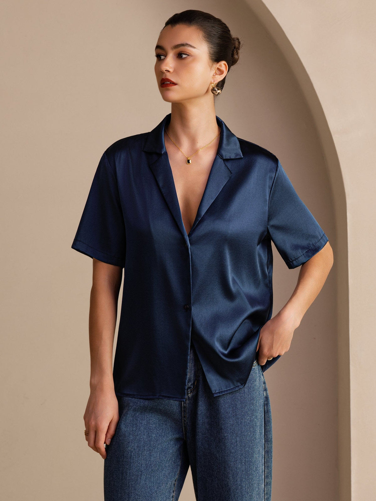 Camisa de mujer en seda 19 momme con manga corta, solapa y cierre de botones