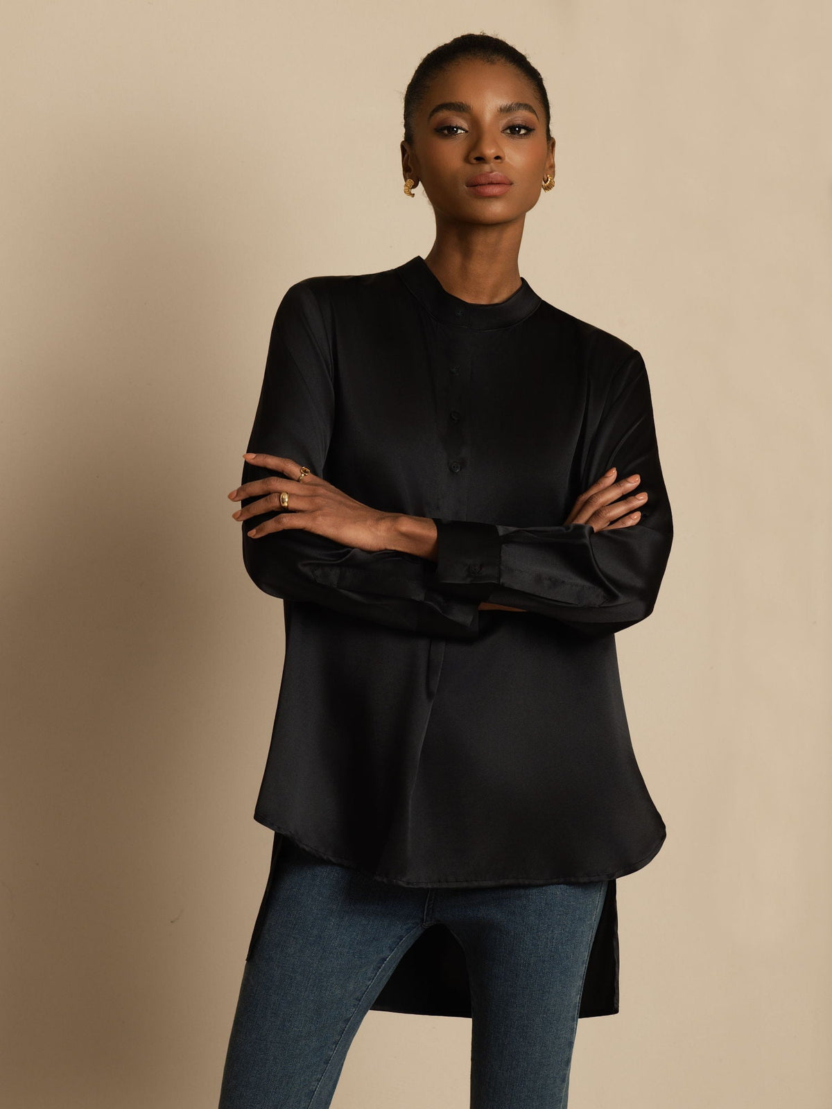 Blusa de mujer de seda 19Momme con Stand Collar High-Low y detalles de botones