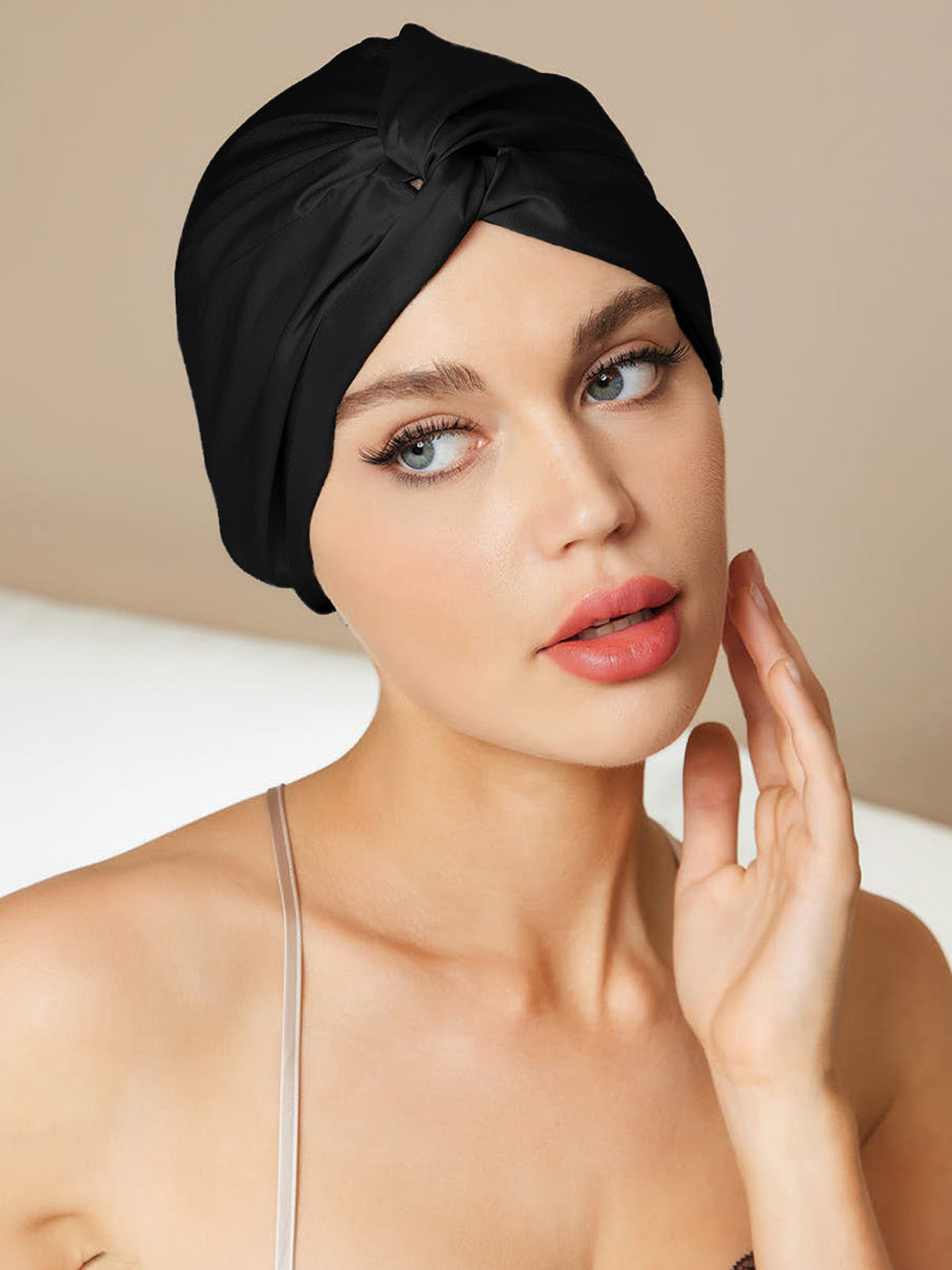 Gorro De Pura Seda Con Nudo Frontal