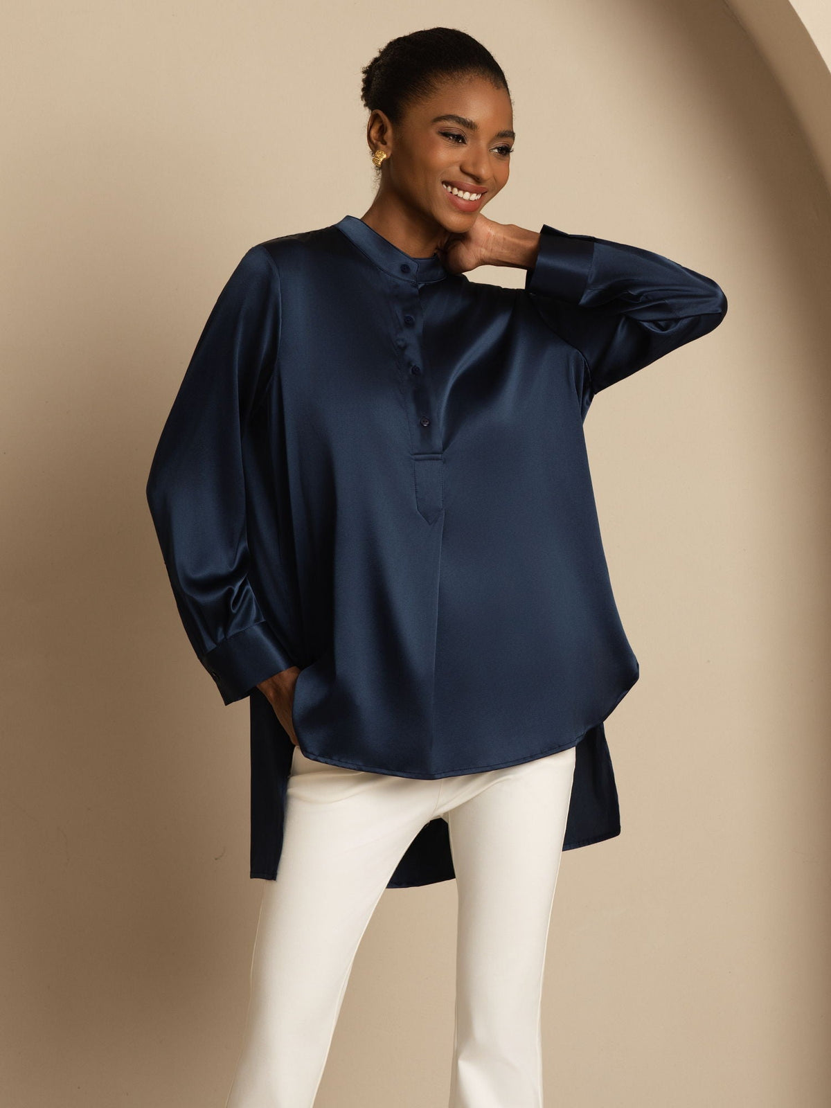 Blusa de mujer de seda 19Momme con Stand Collar High-Low y detalles de botones