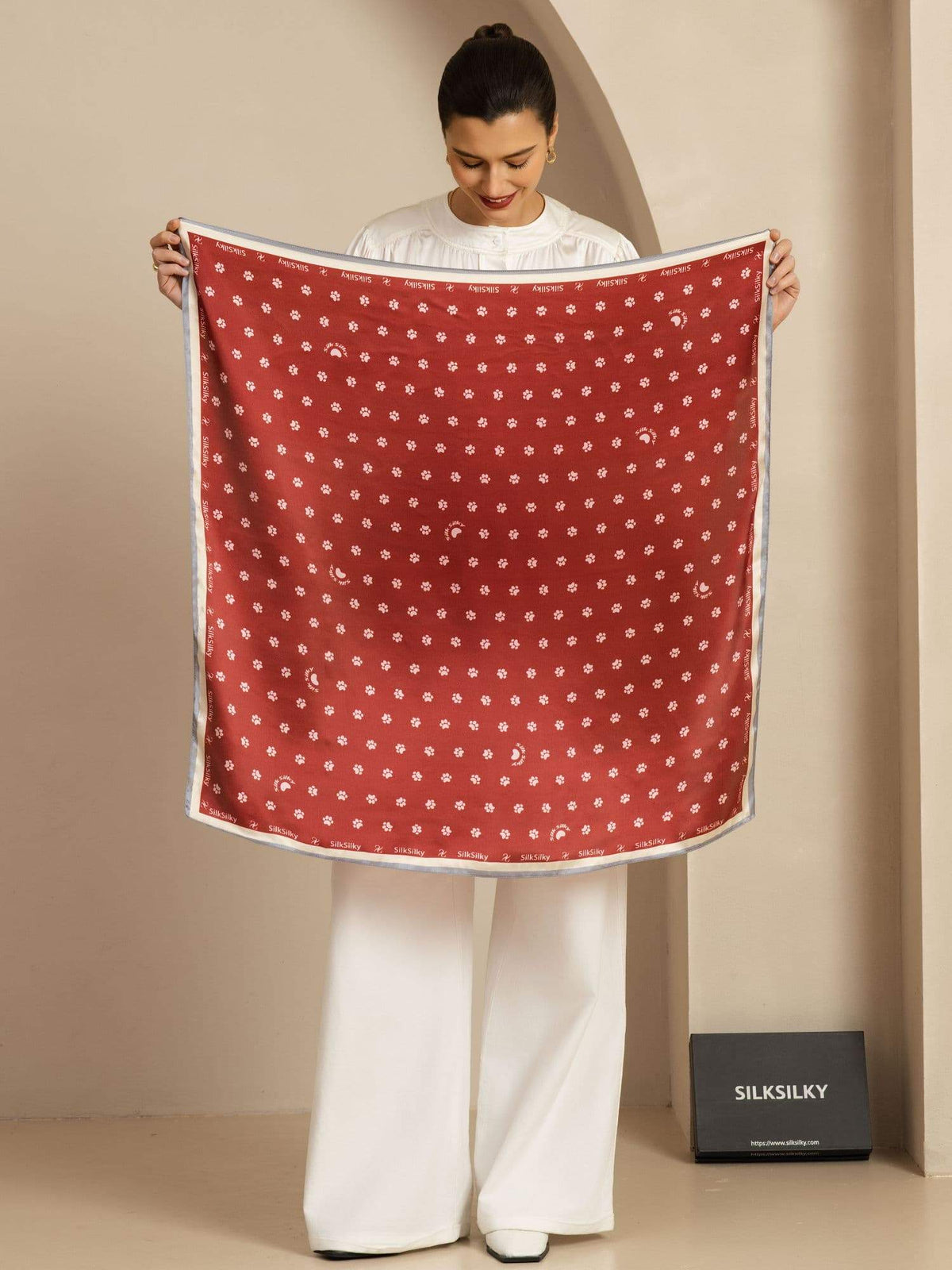 Pañuelo Cuadrado de Seda Pura con Huella de Pata - Tamaño 90x90cm