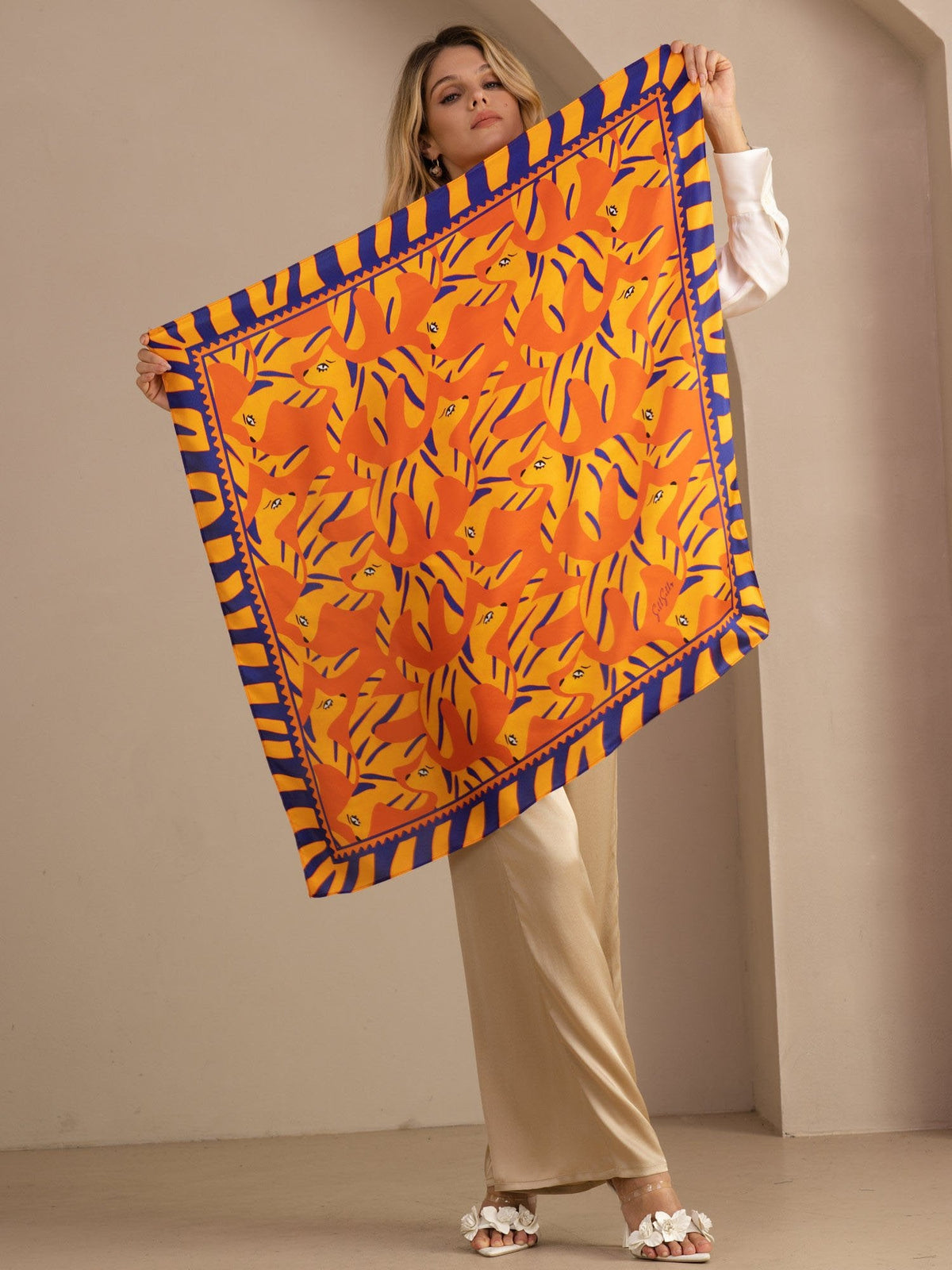 Pañuelo De Seda De Morera 100 Por Ciento Con Estampado De Perro Tamaño 90 x 90 cm