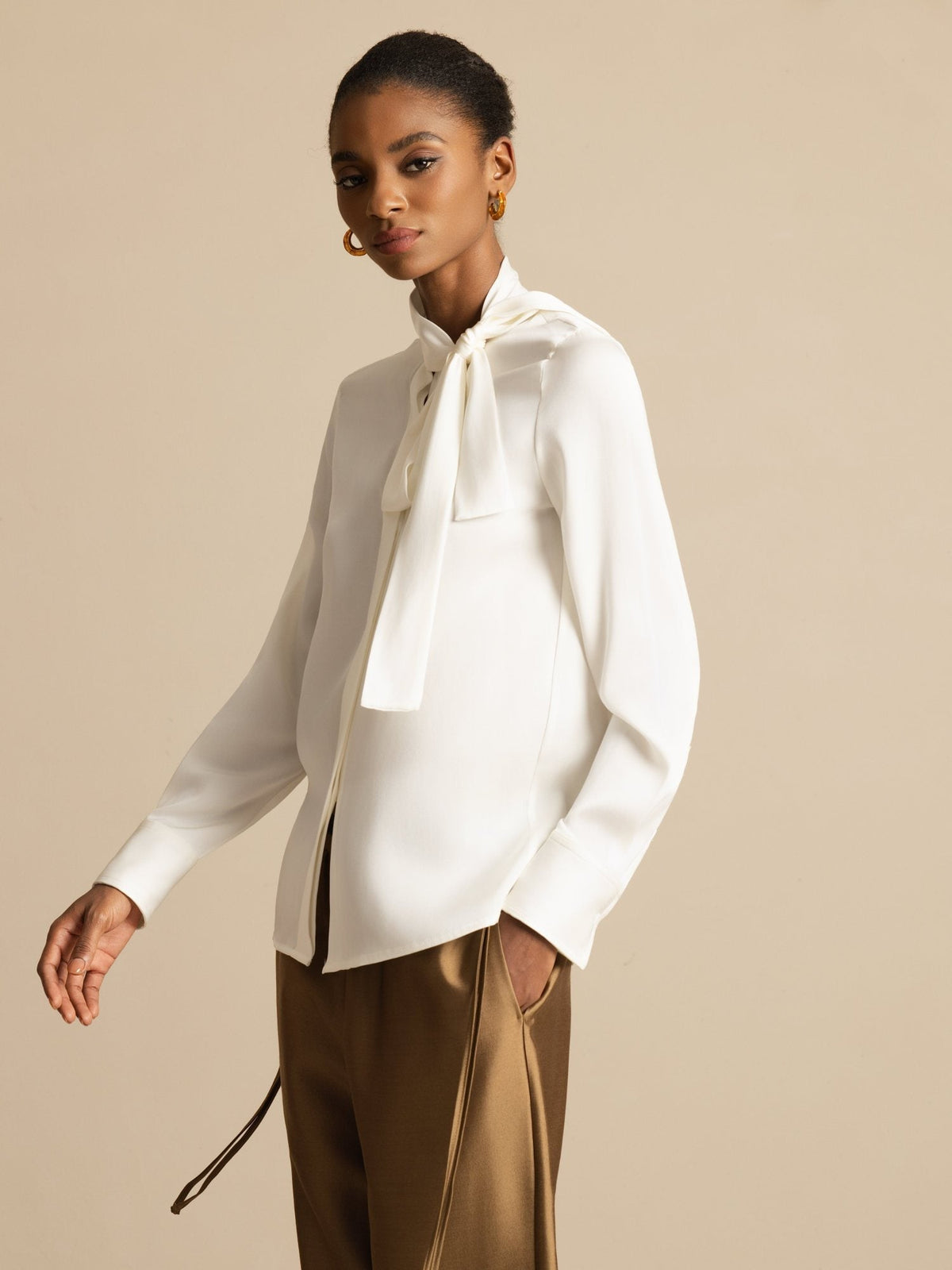 Blusa de Mujer en Seda 19Momme con Tie Neck Manga Larga